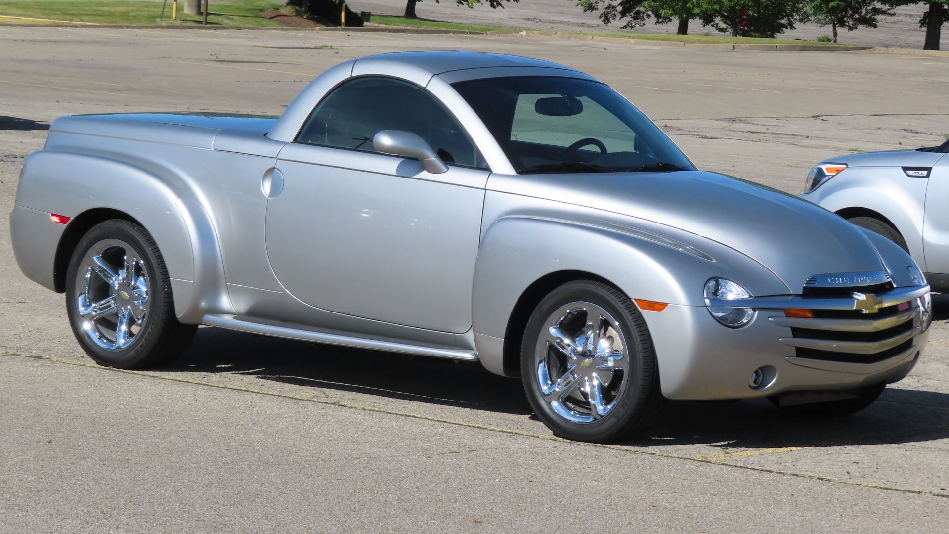 File:2005 Chevrolet SSR, front right, 06-15-2024.jpg