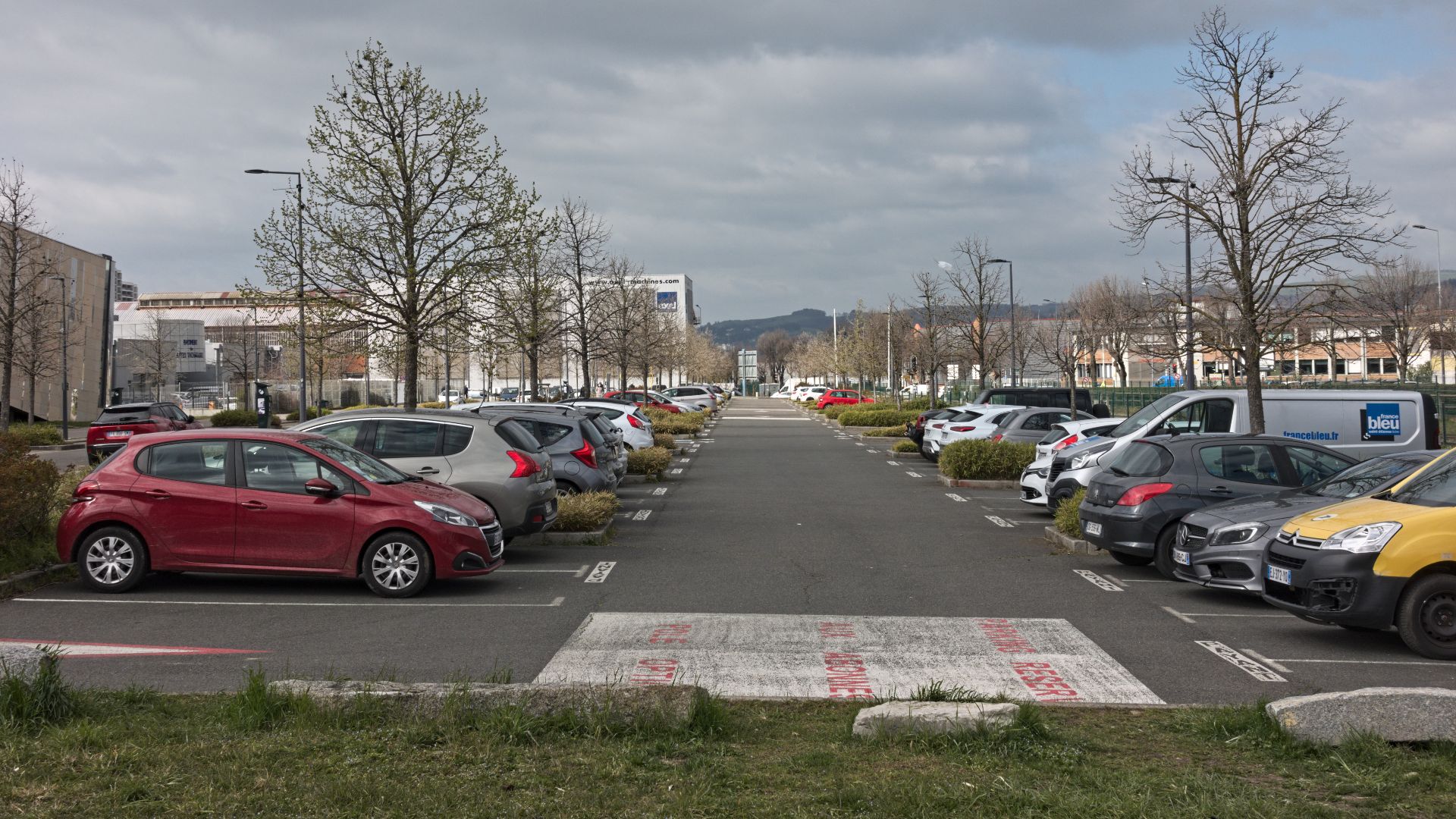 File:Parking Pôle Optique.jpg
