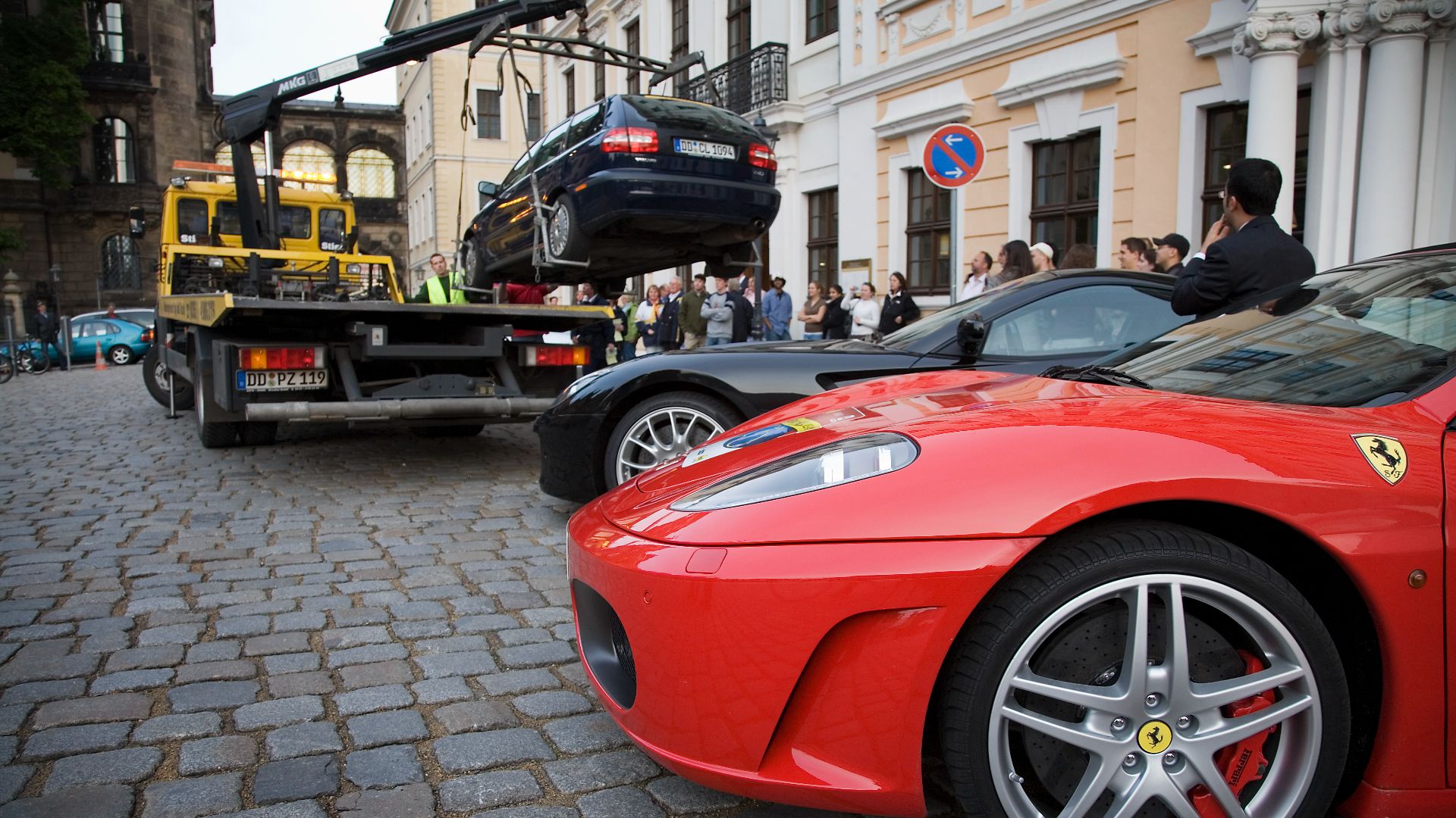 File:Dresden - Ferrari in front of a car removal - 2320.jpg