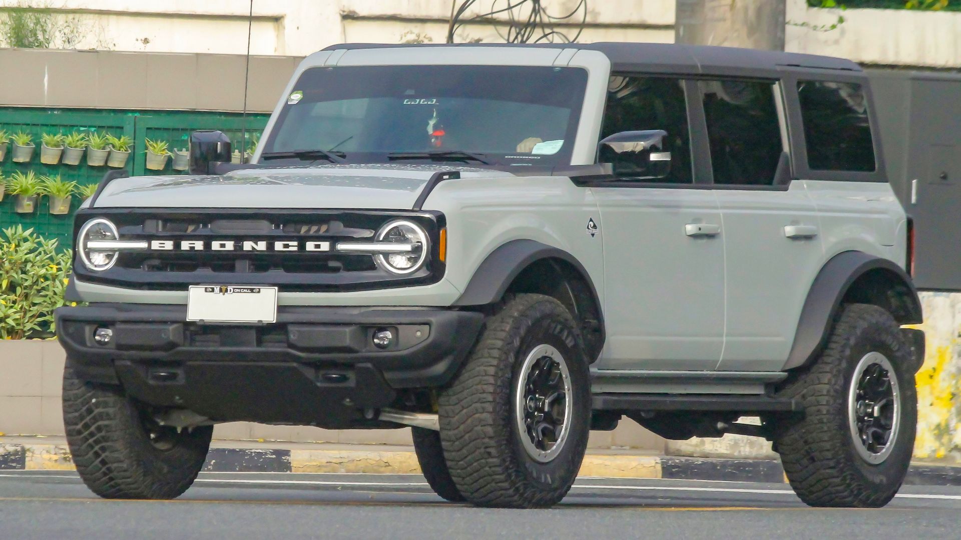 File:Ford Bronco U375 Outer Banks Sasquatch Cactus Gray.jpg
