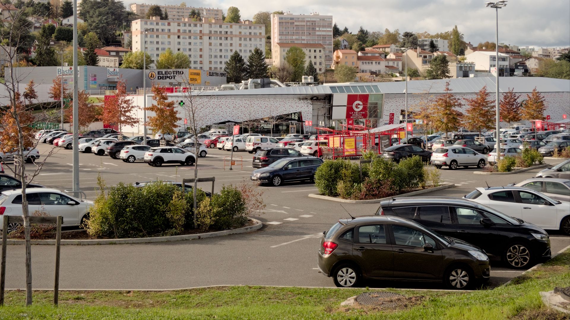 File:Parking Monthieu.jpg