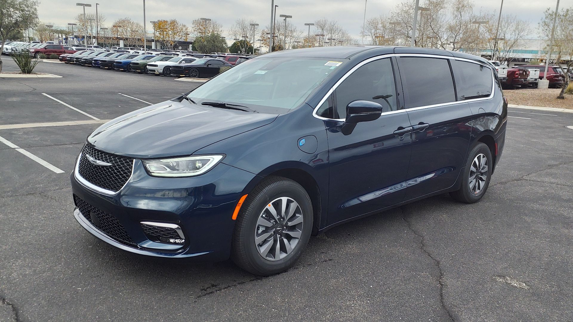 File:22 Chrysler Pacifica Hybrid Touring-L.jpg