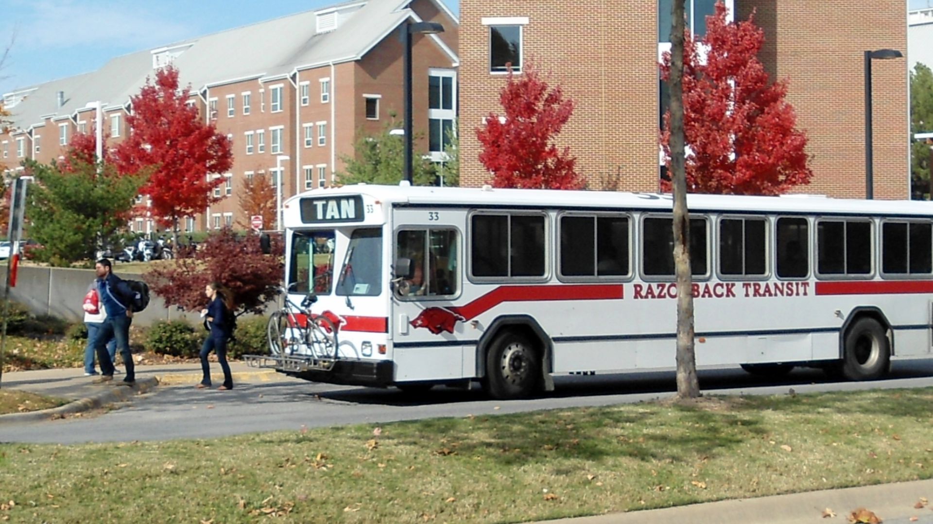 File:Tan Route, Razorback Transit makes stop at NWQ.jpg