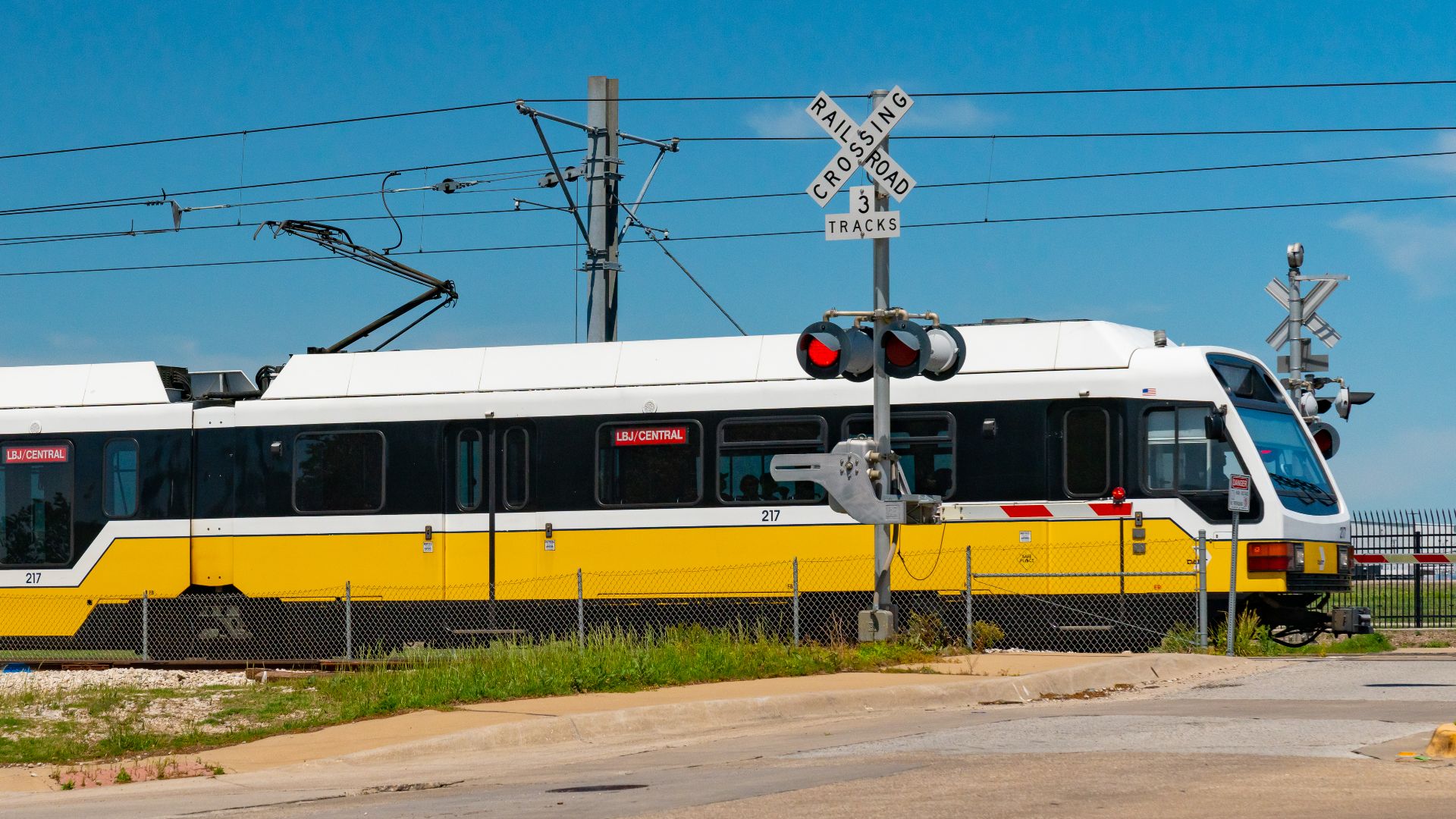 File:DART Light Rail Train - Dallas, Texas (33745658008).jpg