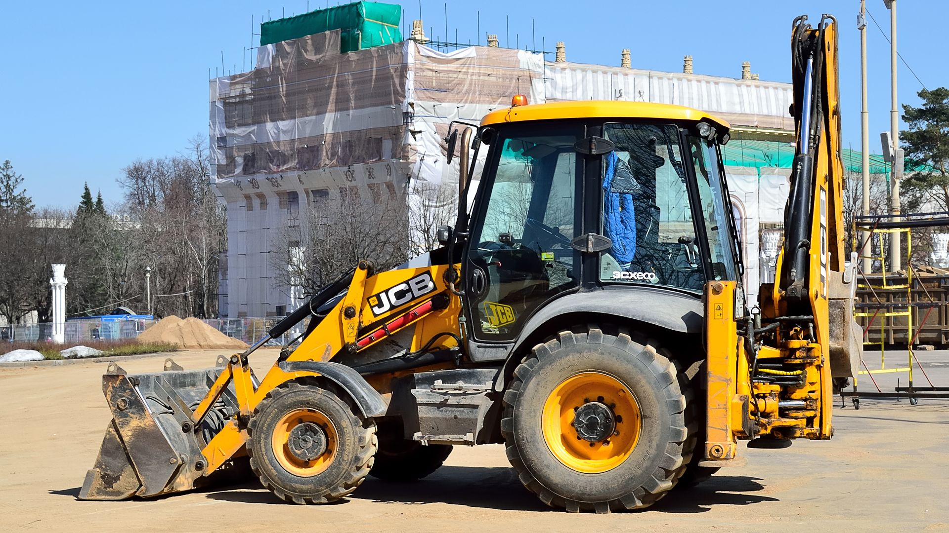 File:JCB 3CX ECO backhoe loader at VDNKh, Moscow.jpg