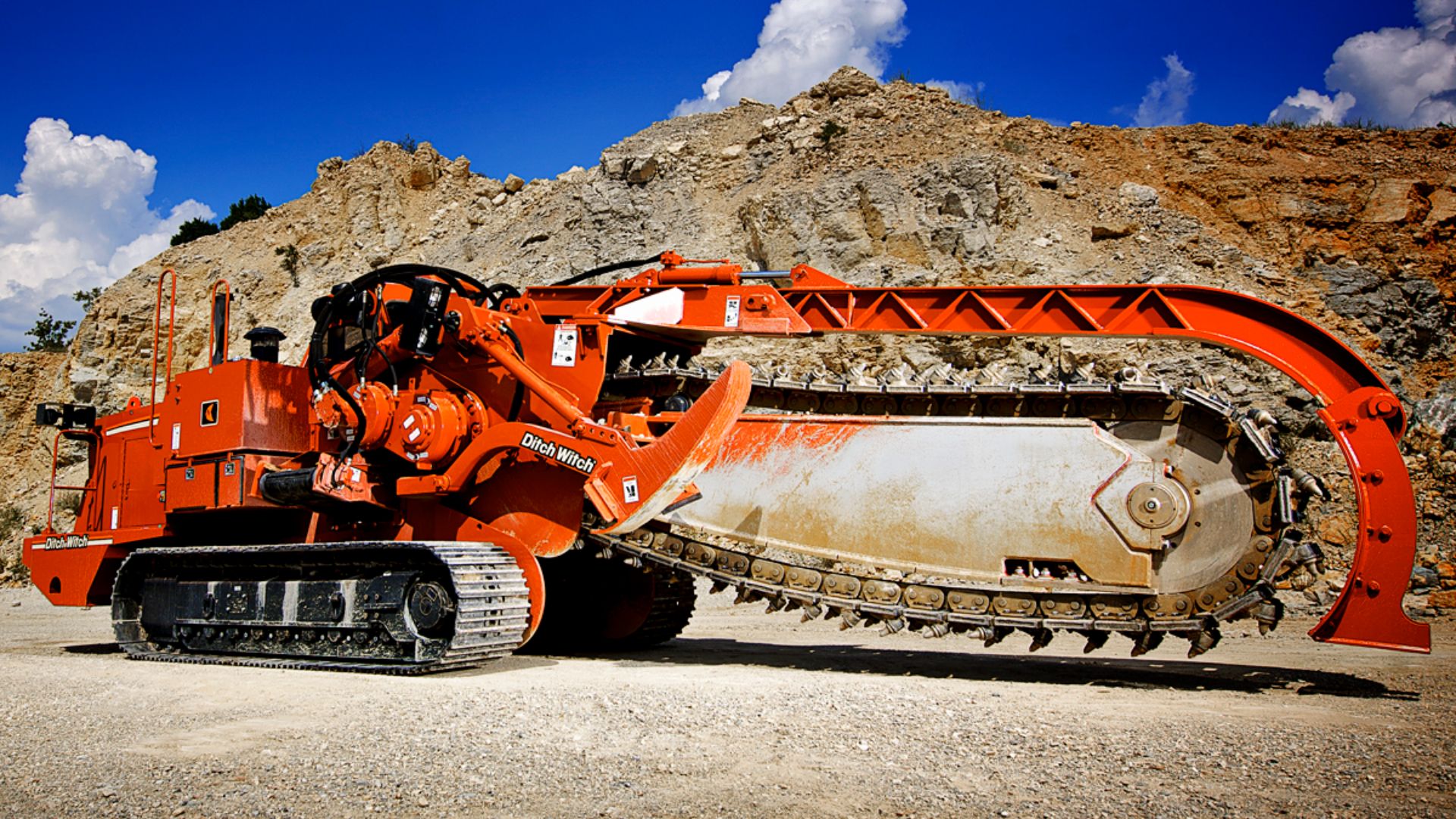 File:Ditch Witch HT330 Track Trencher Stationary.jpg
