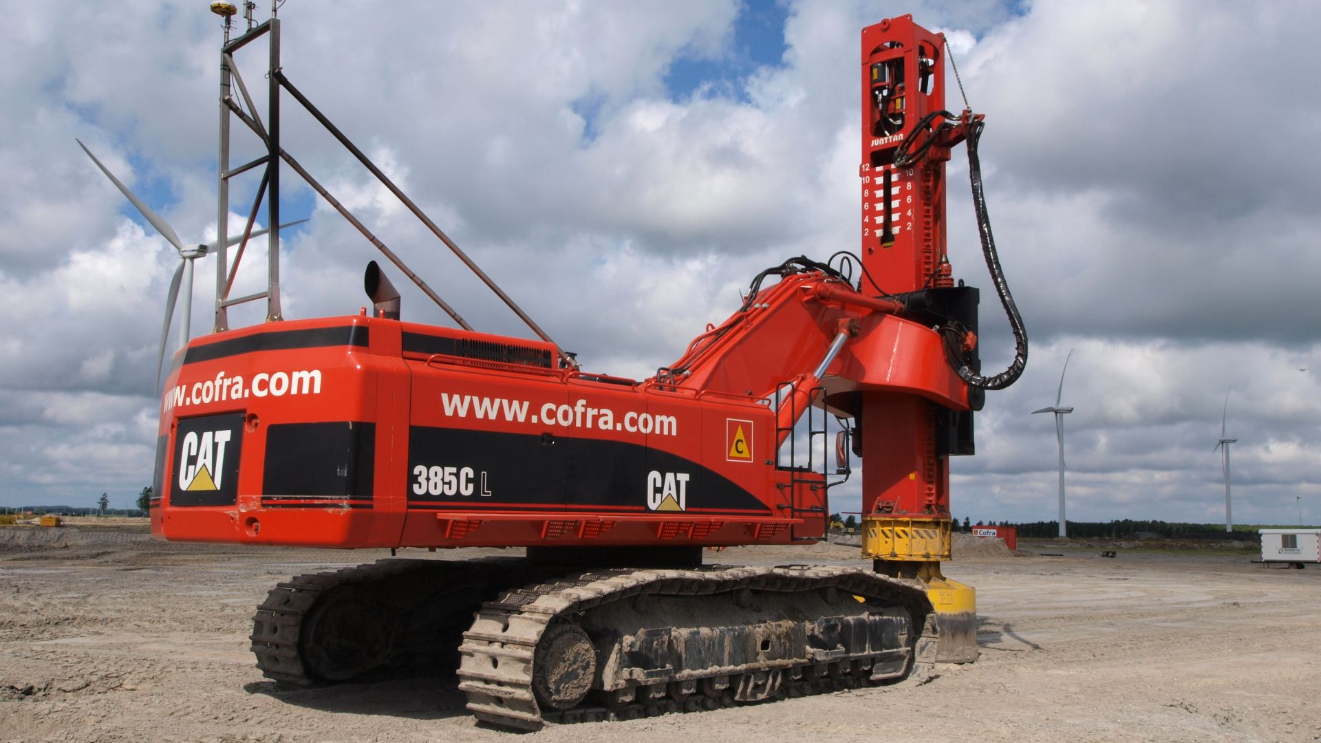 File:Caterpillar 385C L with Junttan pile driver (owner Cofra) p1.JPG