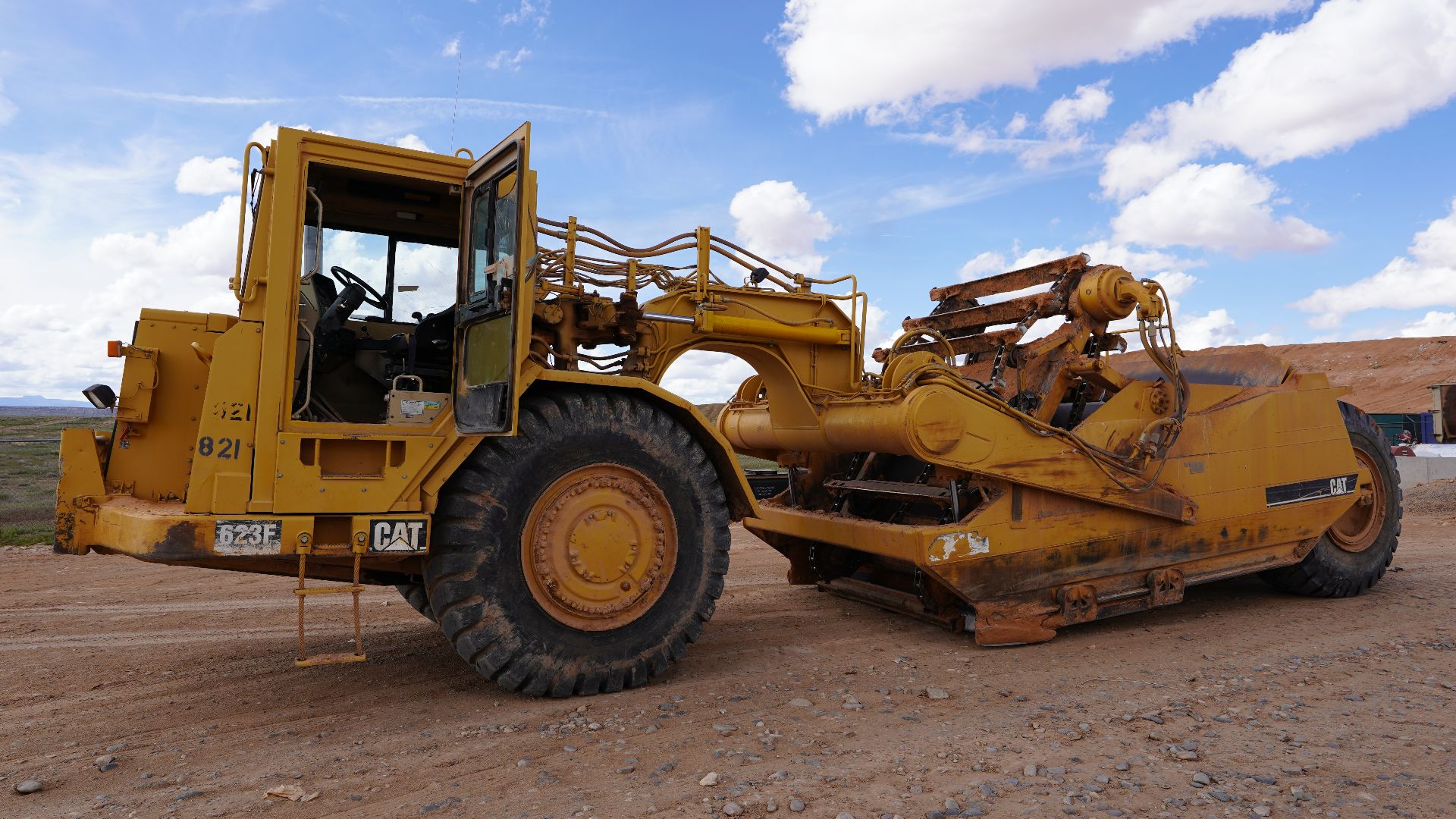 File:Caterpillar 623F, April 2019.jpg