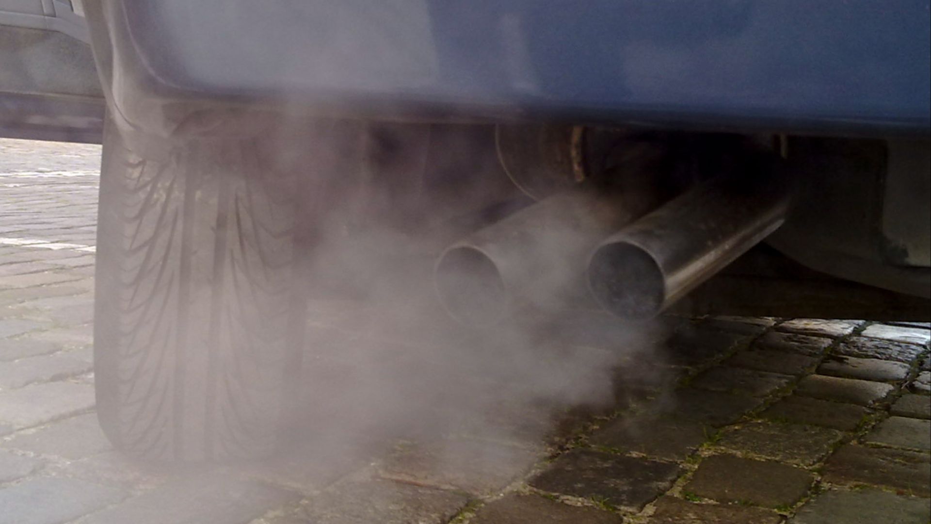 File:Automobile exhaust gas.jpg