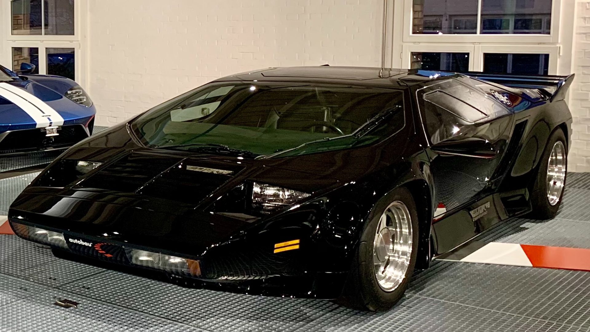 File:1990 Vector W8 Twin Turbo sports car (Ank Kumar, Infosys Limited) 03.jpg