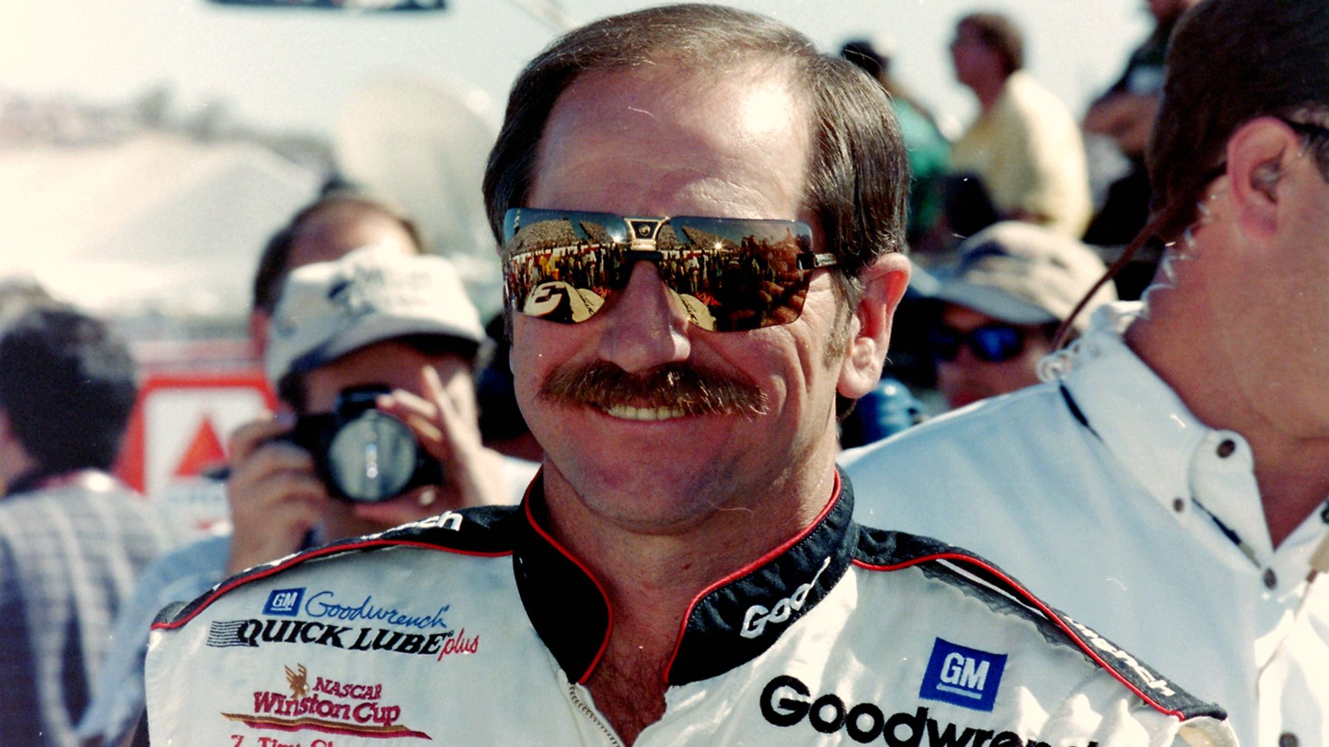 File:DaleEarnhardtSunglassesDriversSuit.jpg