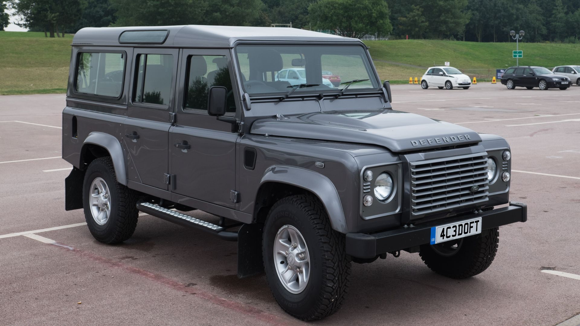 File:Land Rover Defender 110 Station Wagon 2016 - front.jpg