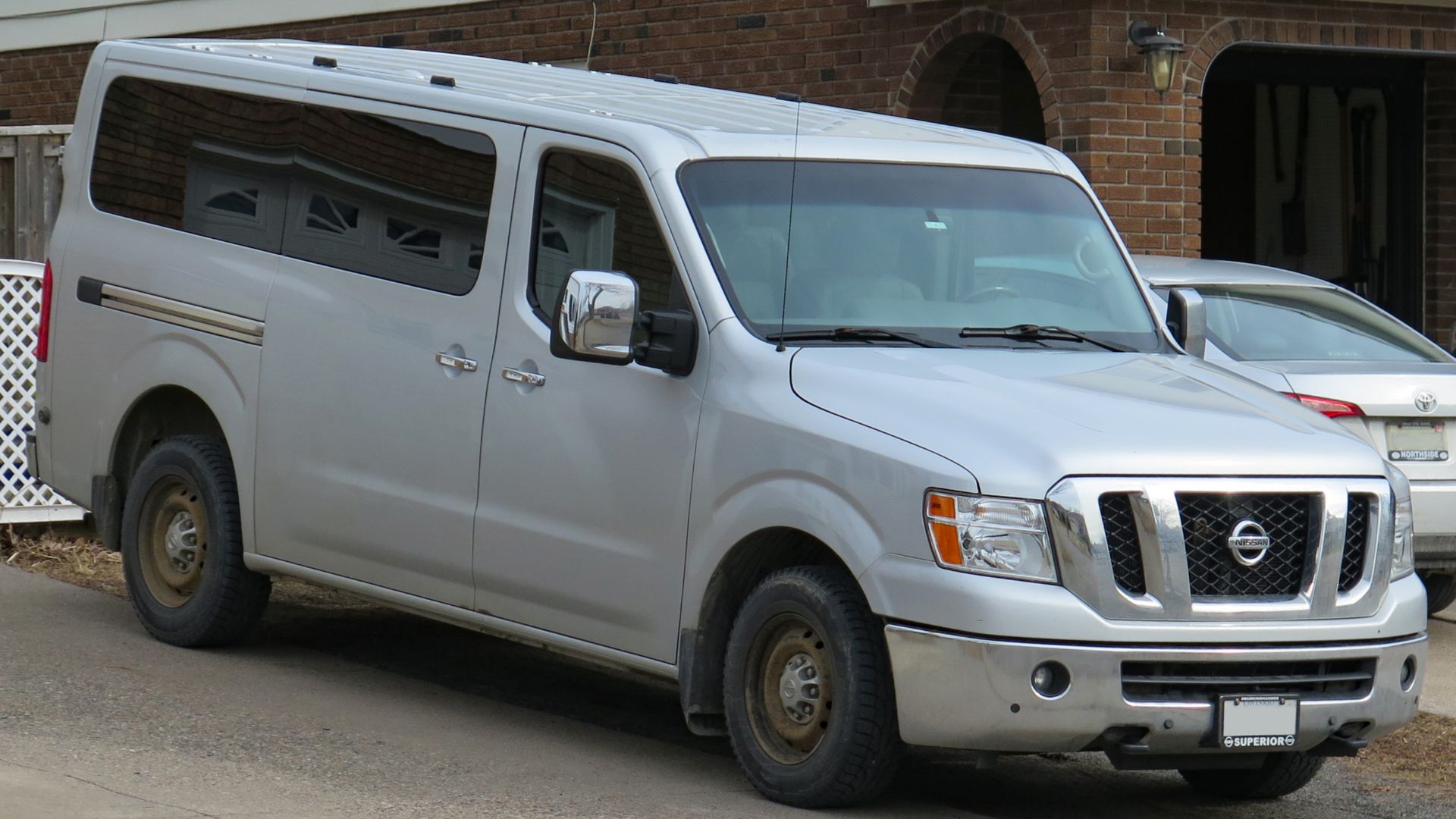 File:2016 Nissan NV3500 HD SL Passenger in Brilliant Silver, Front Right, 2024-03-12.jpg