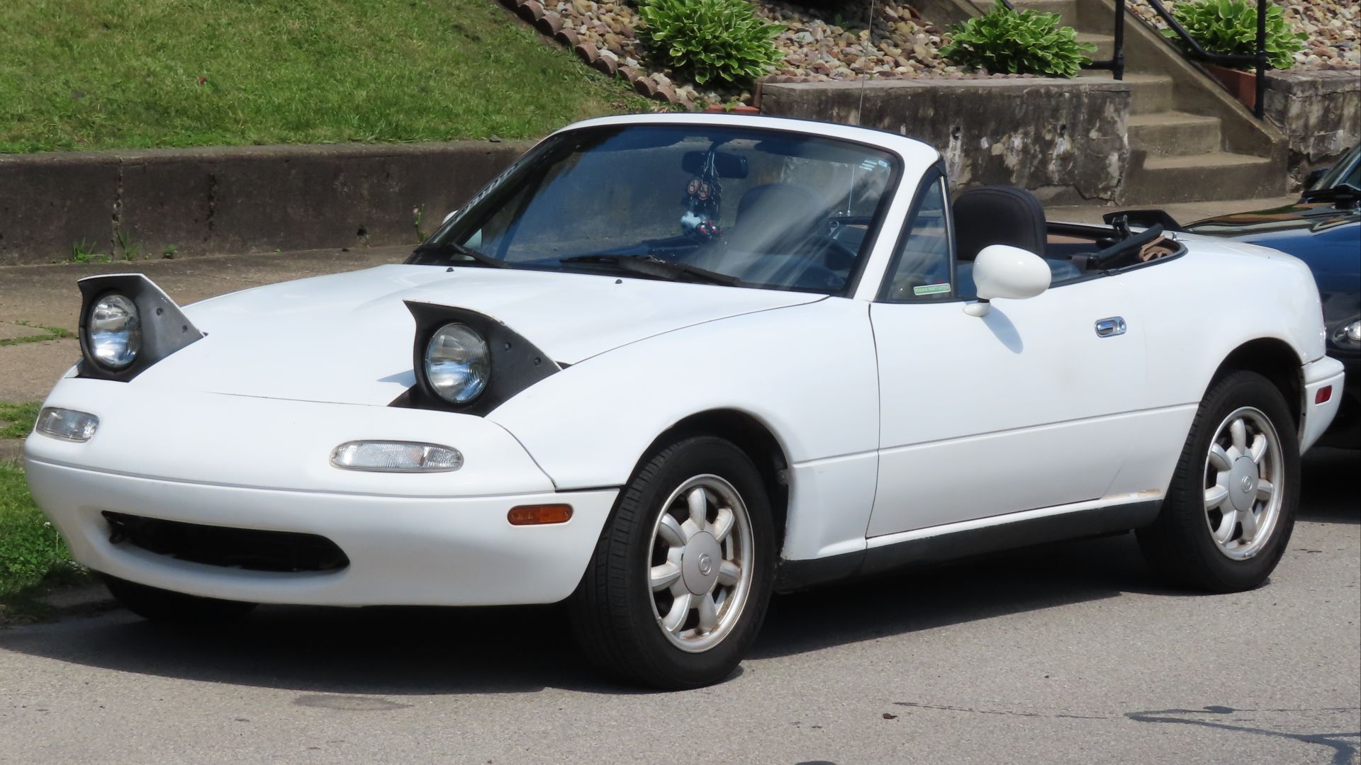 File:1990 Mazda MX-5 Miata, front left, 06-08-2024.jpg