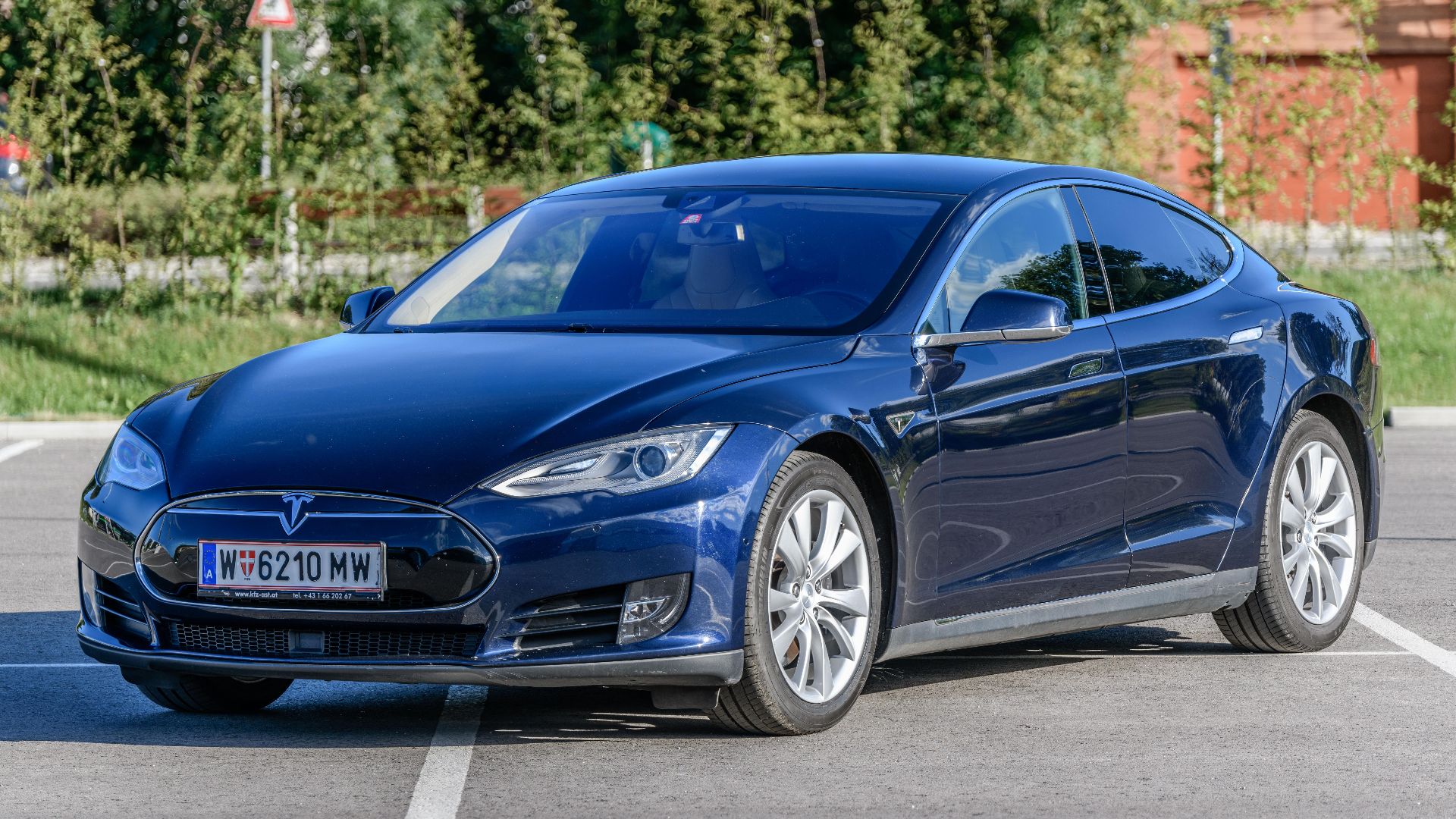 File:20180630 Tesla Model S 70D 2015 midnight blue left front.jpg