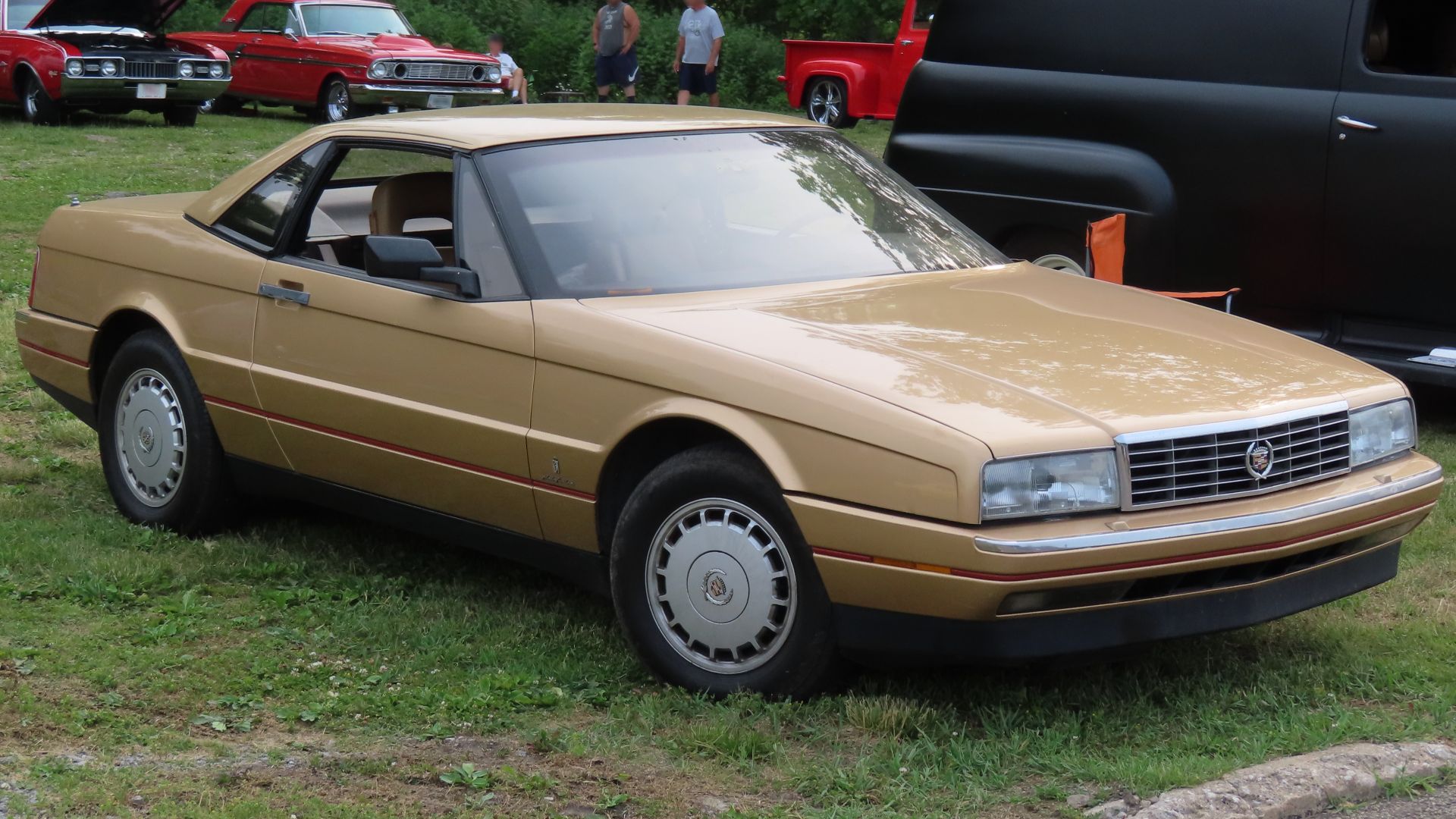 File:1987 Cadillac Allanté, front right (Cruisin' the River Lowellville Car Show, June 19th, 2023).jpg