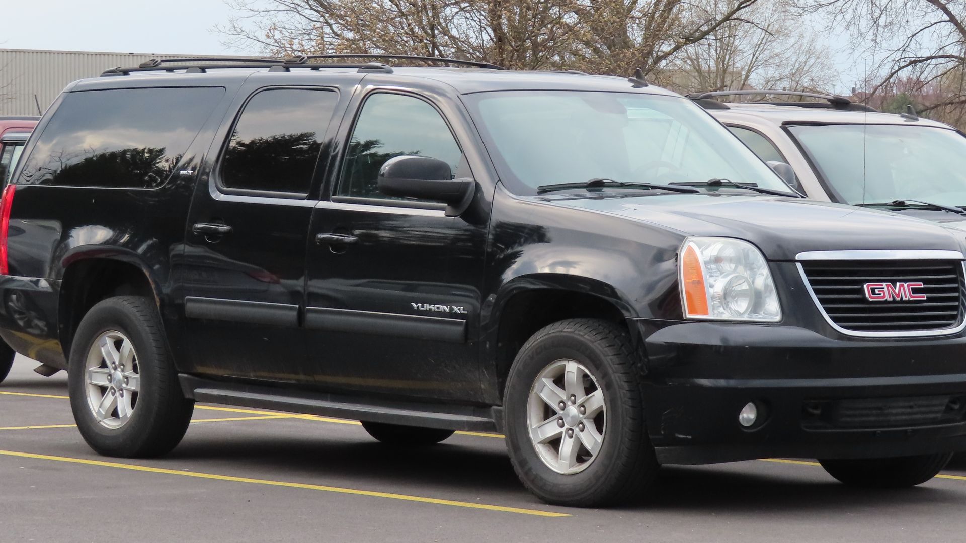 File:10-14 GMC Yukon XL.jpg