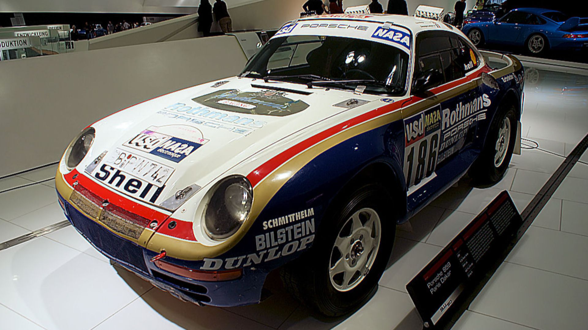 File:Porsche 959 1986 Paris Dakar Racer Rothmann Racing LSideFront PorscheM 9June2013 (14825889819).jpg