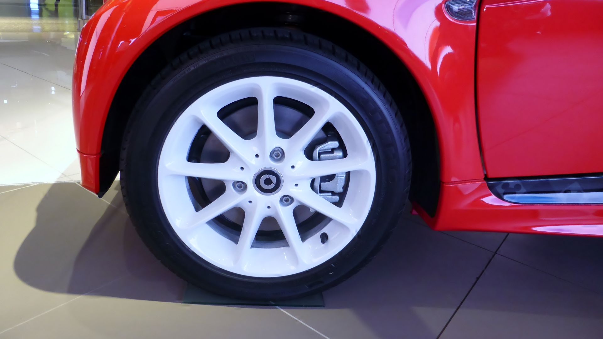 File:The tire wheel of smart fortwo electric drive edition Disney.JPG