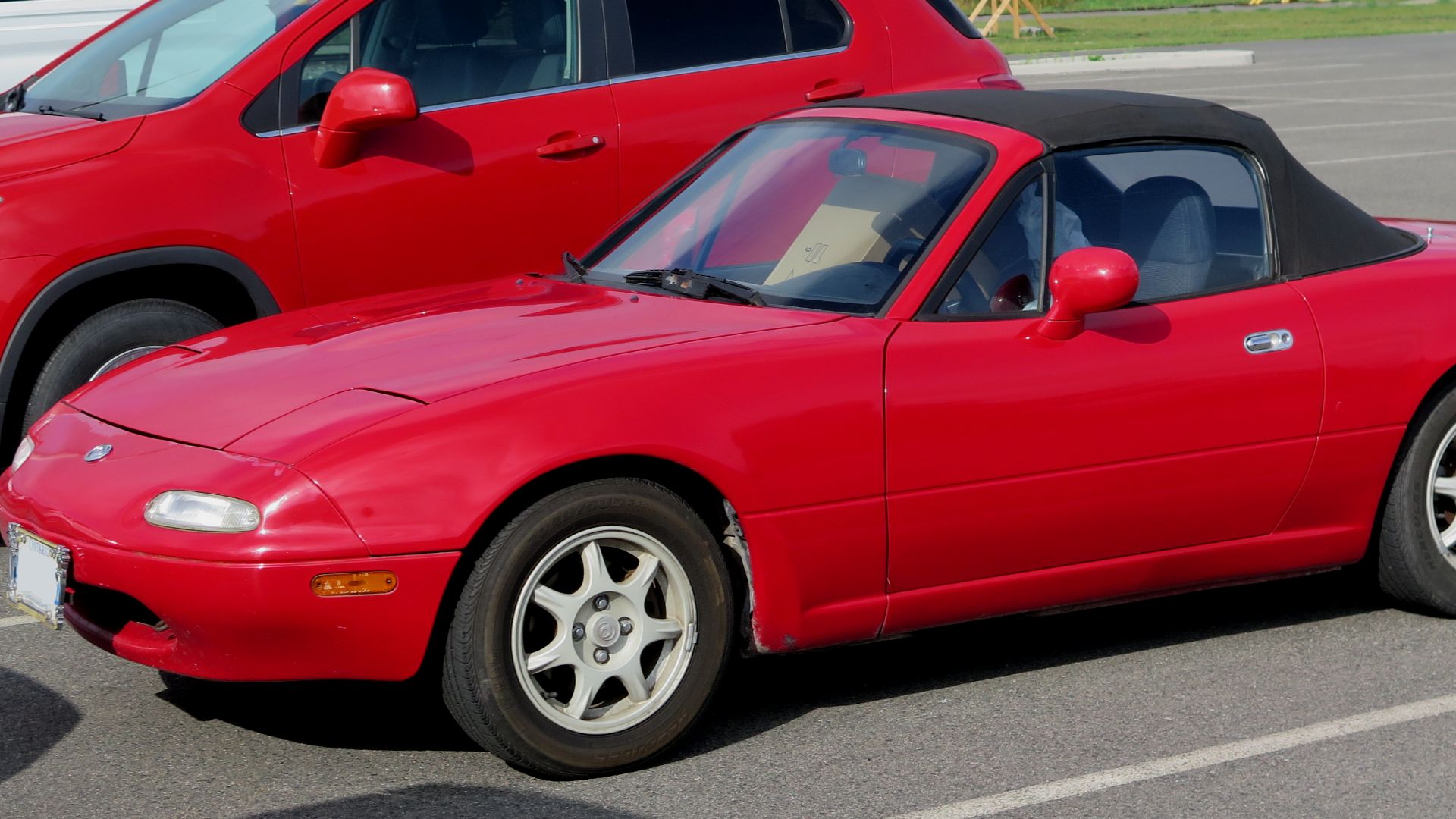 File:1995 Mazda MX-5 Miata in Classic Red, Front Left, 08-29-2022.jpg