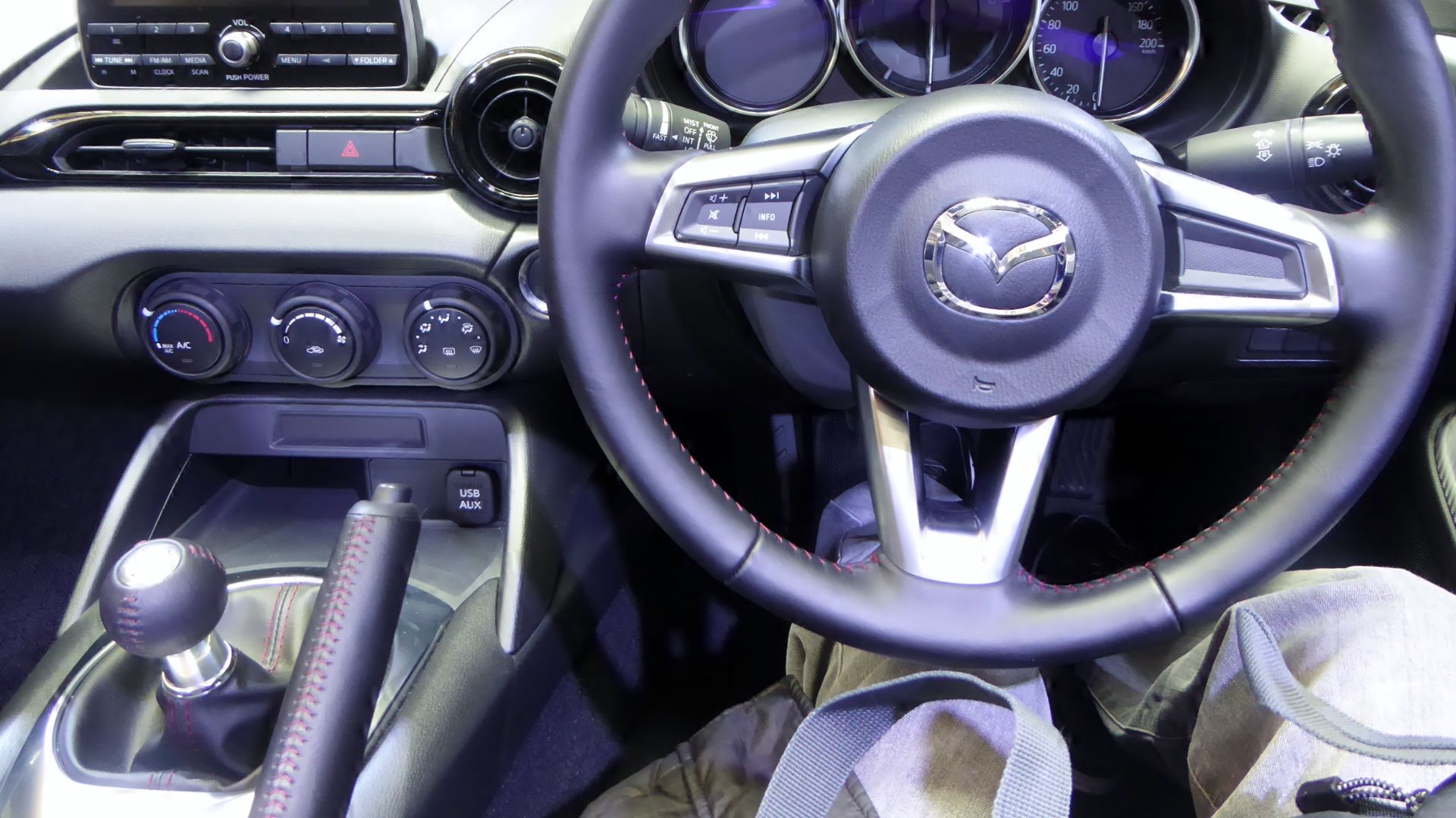 File:The interior of Mazda ROADSTER S Spacial Package (DBA-ND5RC) with manual transmission.JPG