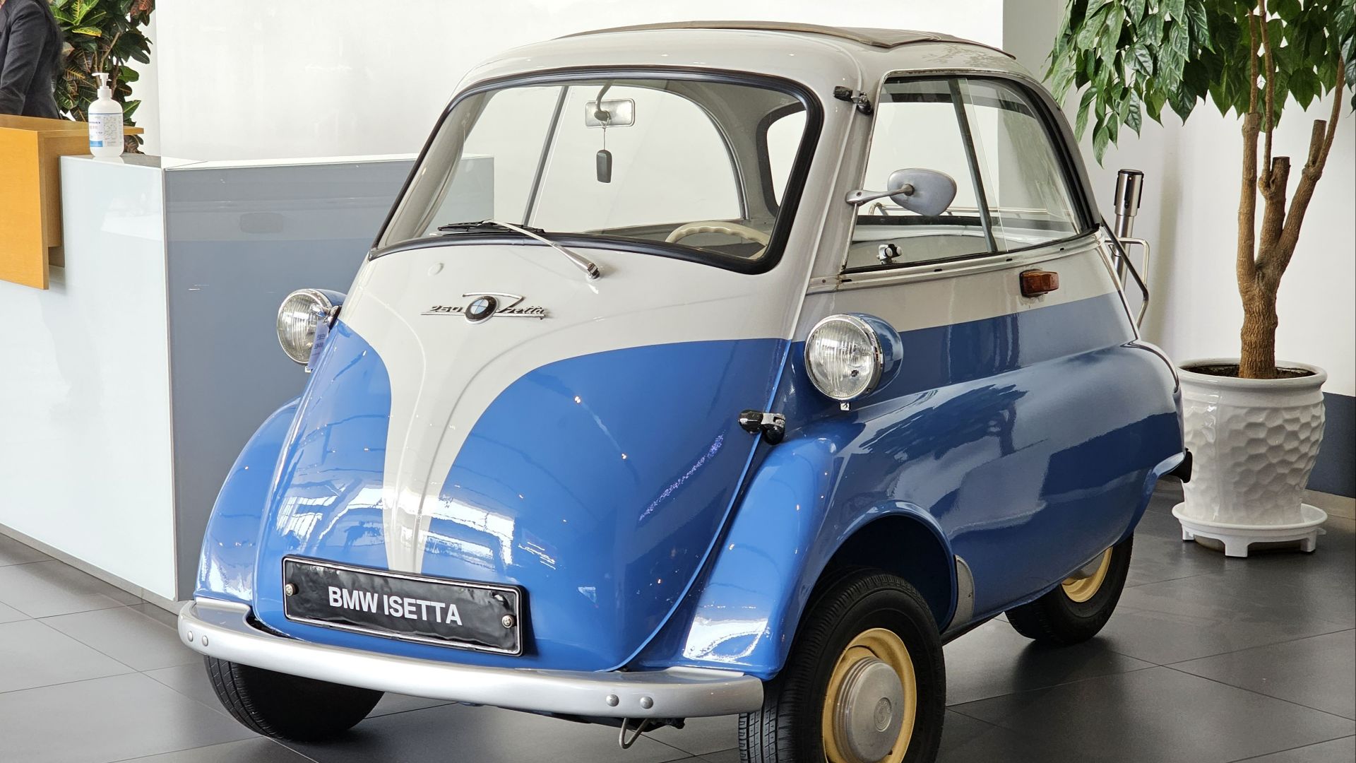 File:BMW Isetta 250 Bavarian Blue (1).jpg