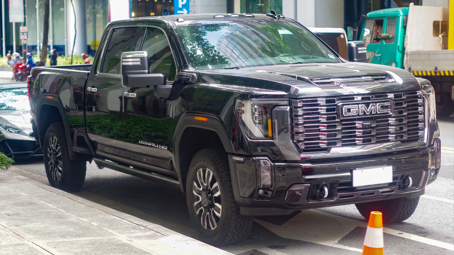 File:2023 GMC Sierra 2500 Denali HD Ultimate in Titanium Rush Metallic, front right.jpg