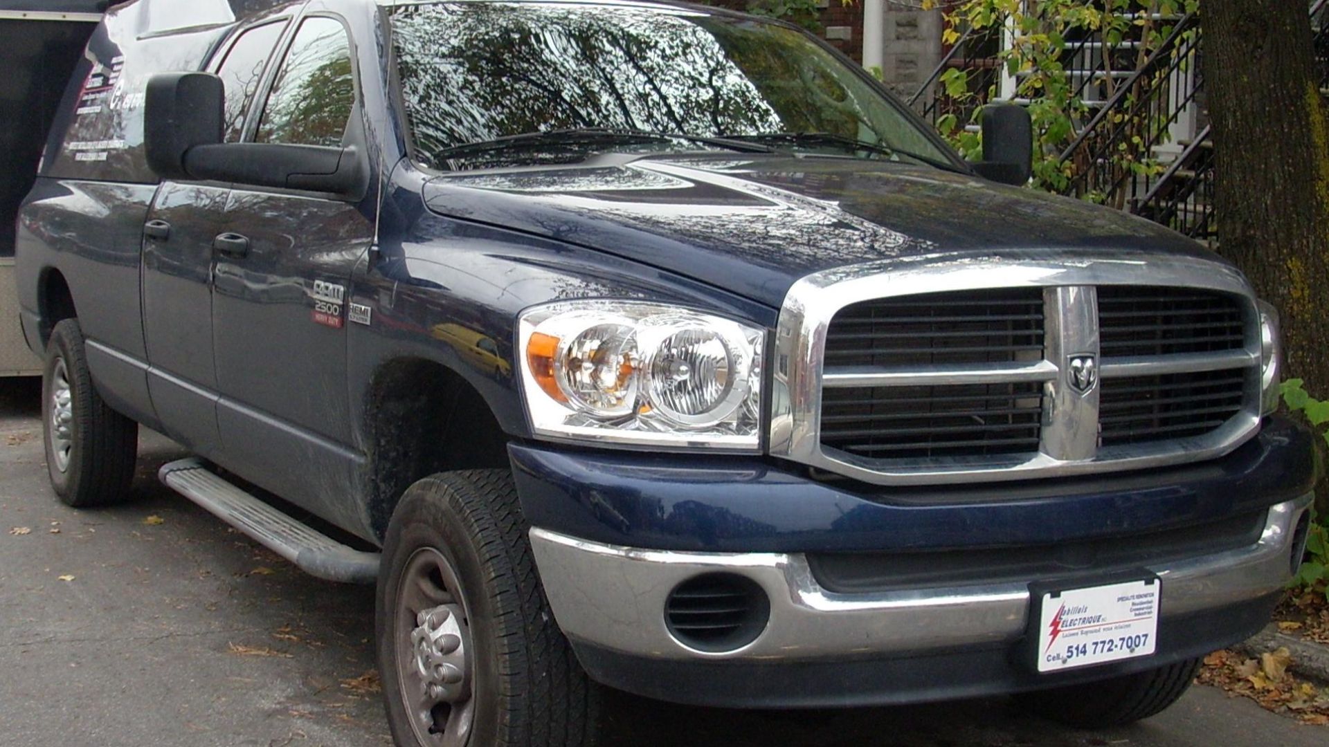 File:'06-'07 Dodge Ram 2500 Hemi.jpg
