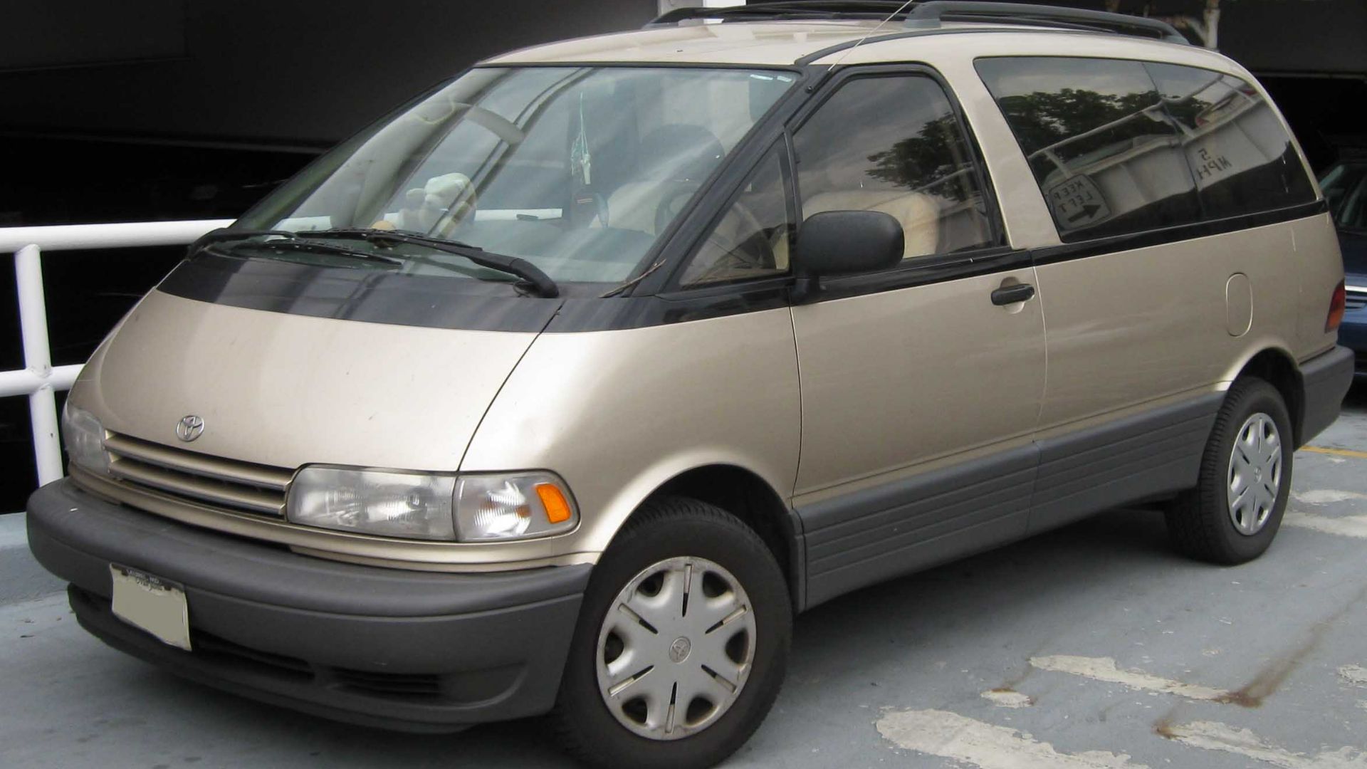 File:Toyota Previa .jpg