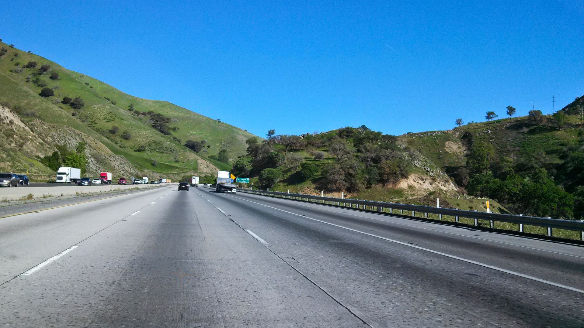 File:Interstate 5 California going over pass near Fort Tejon.jpg