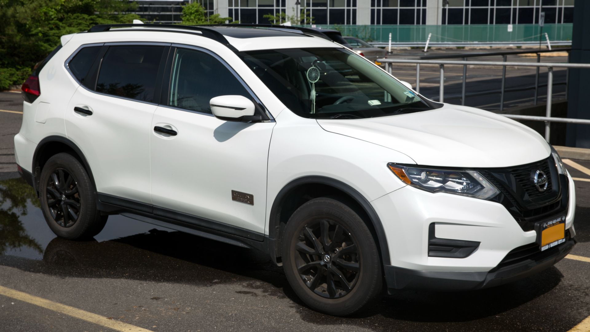 File:2017 Nissan Rogue Star Wars Limited Edition, front right in Glacier White.jpg