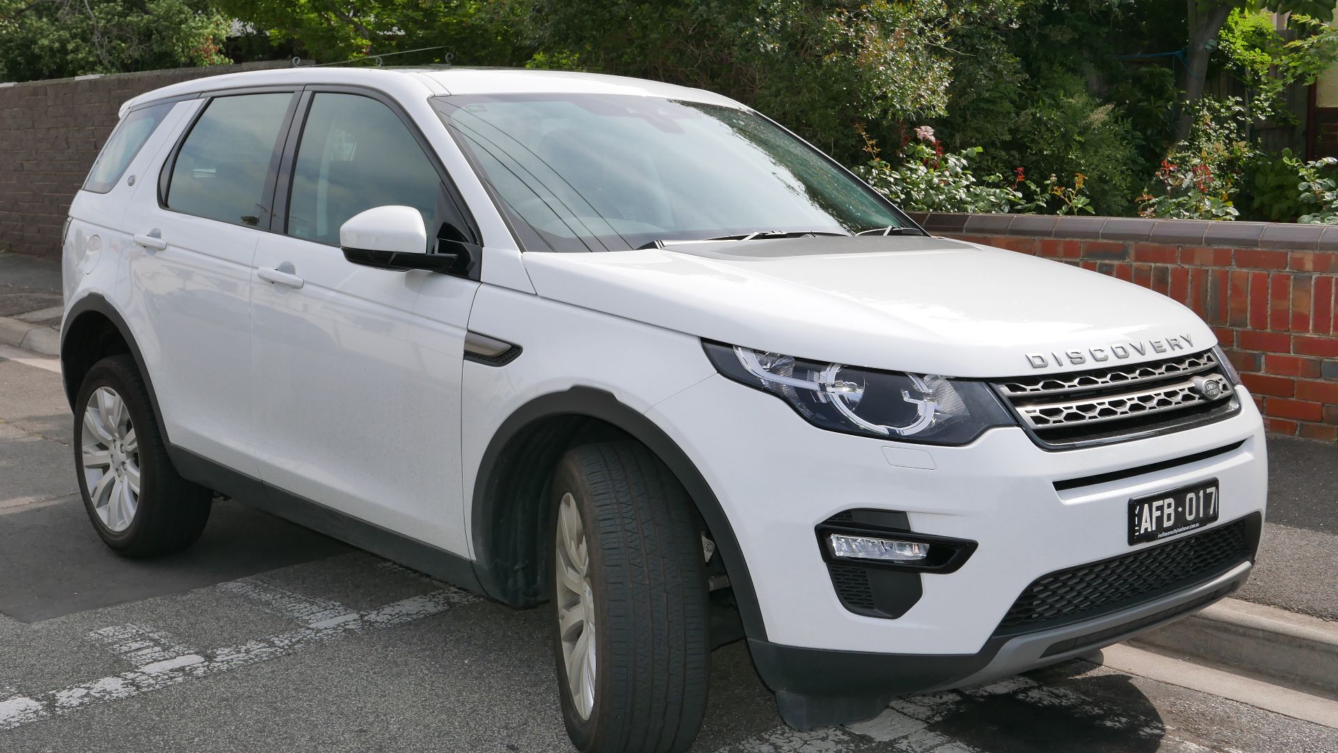 File:2015 Land Rover Discovery Sport (L550 MY15) SD4 SE wagon (2015-11-11) 02.jpg