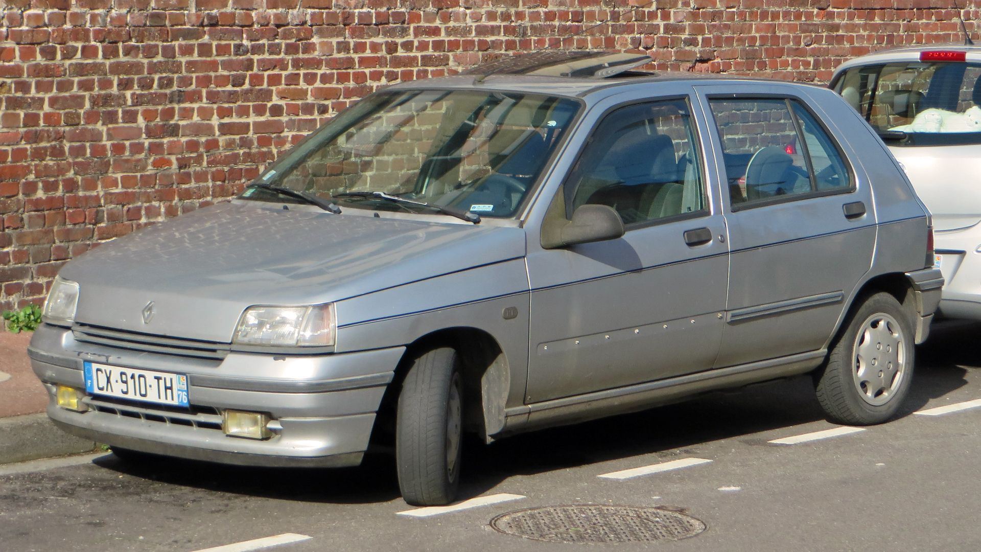 File:Renault Clio, France (front) (21339789582).jpg