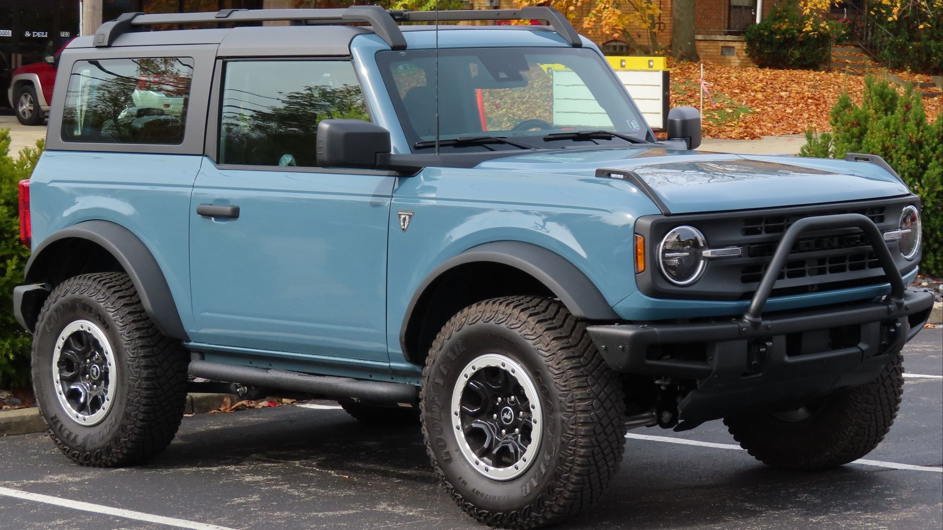 File:2022 Ford Bronco 2-Door Big Bend with Sasquatch Package, front right, 10-28-2022.jpg