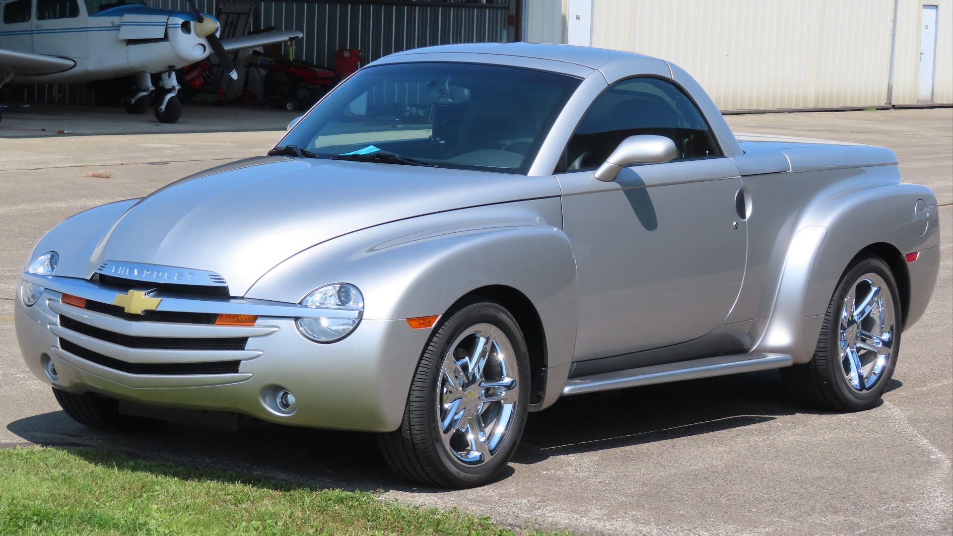 File:2005 Chevrolet SSR, front left, 08-24-2024.jpg