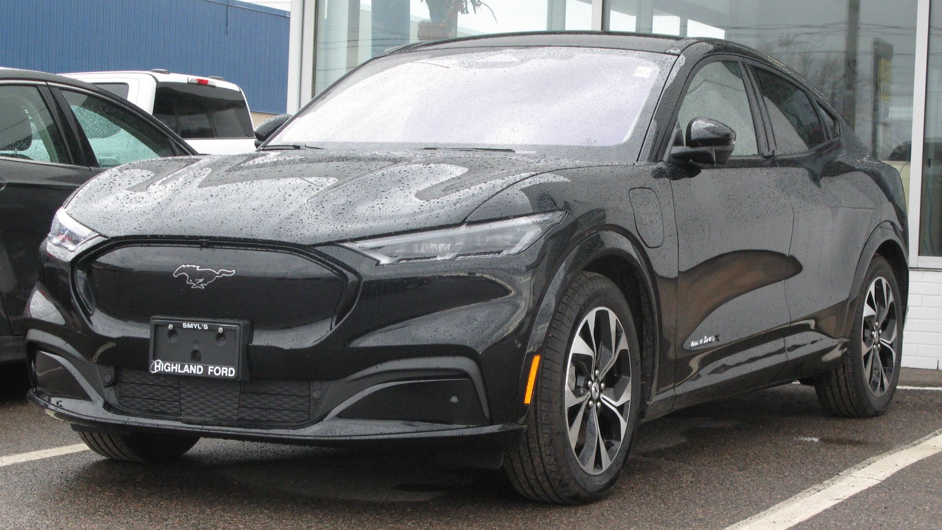 File:2021 Ford Mustang Mach-E Premium, Front Left, 04-11-2021.jpg