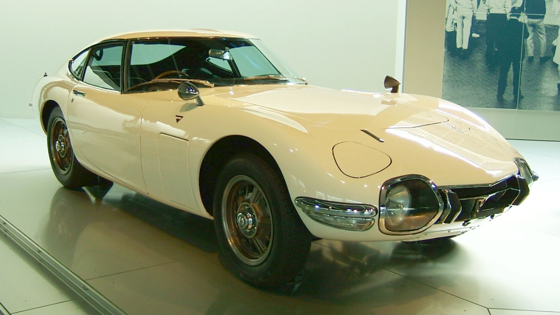 File:TOYOTA 2000GT.jpg