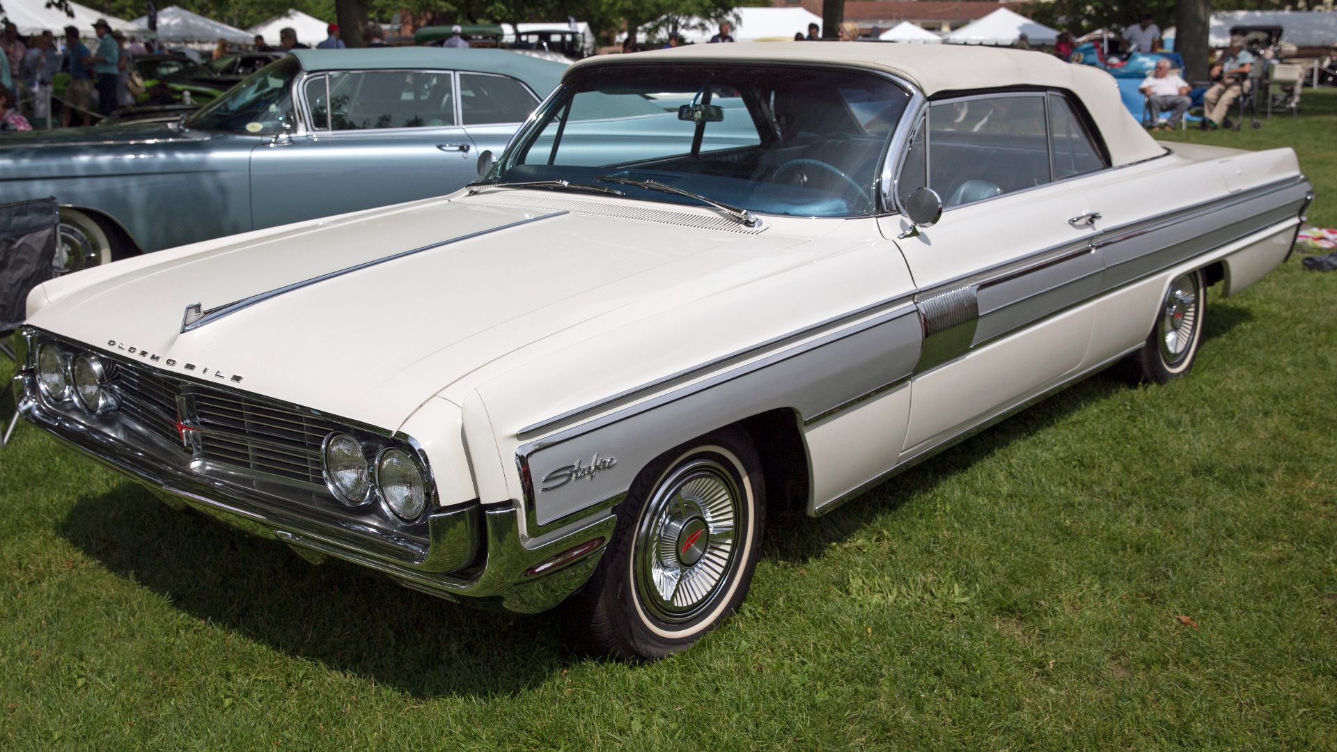 File:1962 Oldsmobile Starfire Convertible, front left, Greenwich 2018.jpg