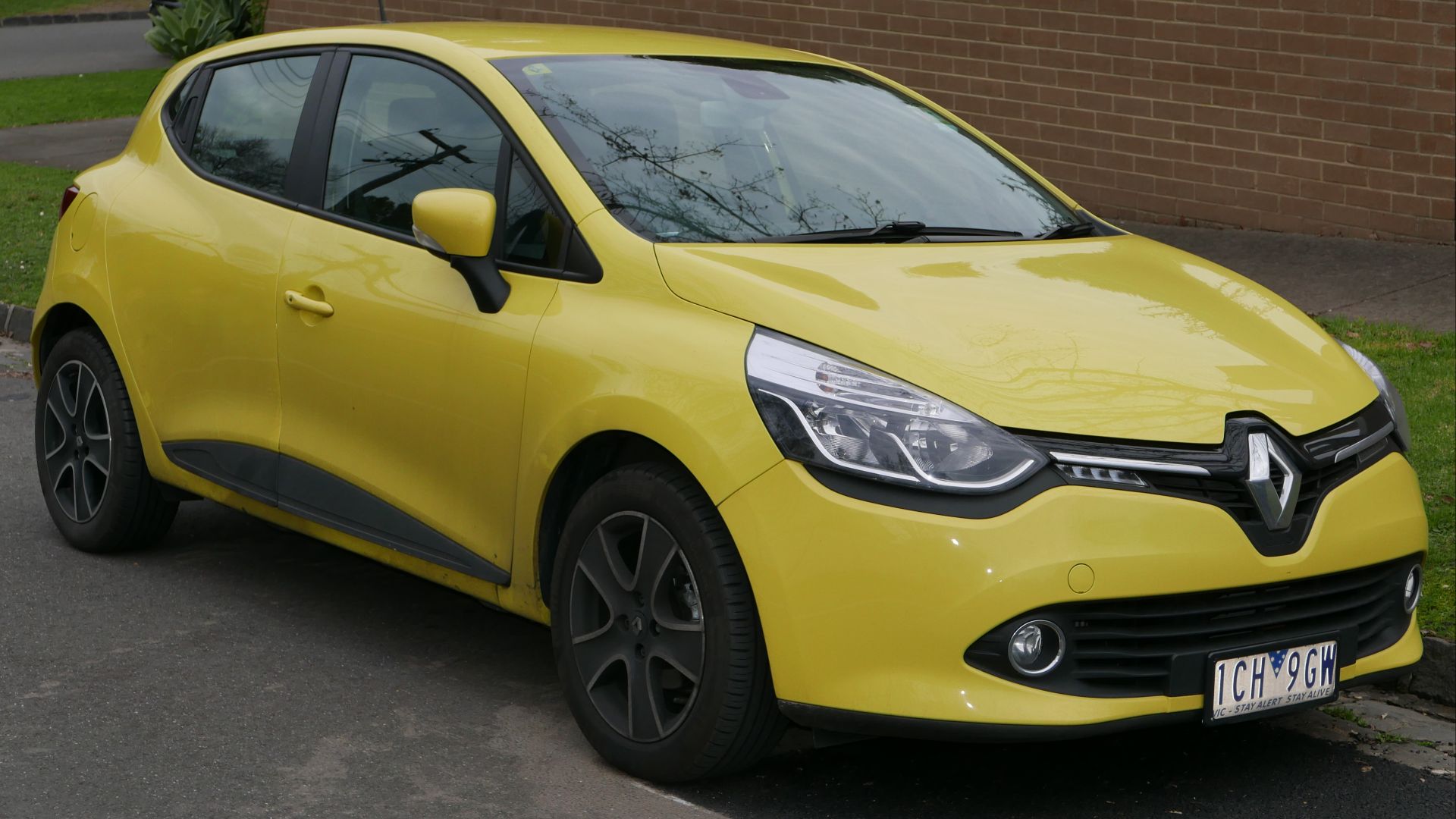 File:2014 Renault Clio (X98) Expression TCe 90 hatchback (2015-07-09) 01.jpg