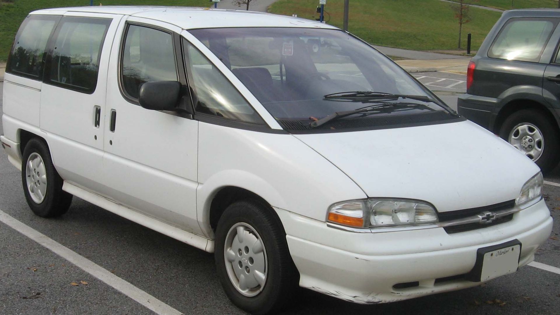 File:1994-1996 Chevrolet Lumina APV.jpg