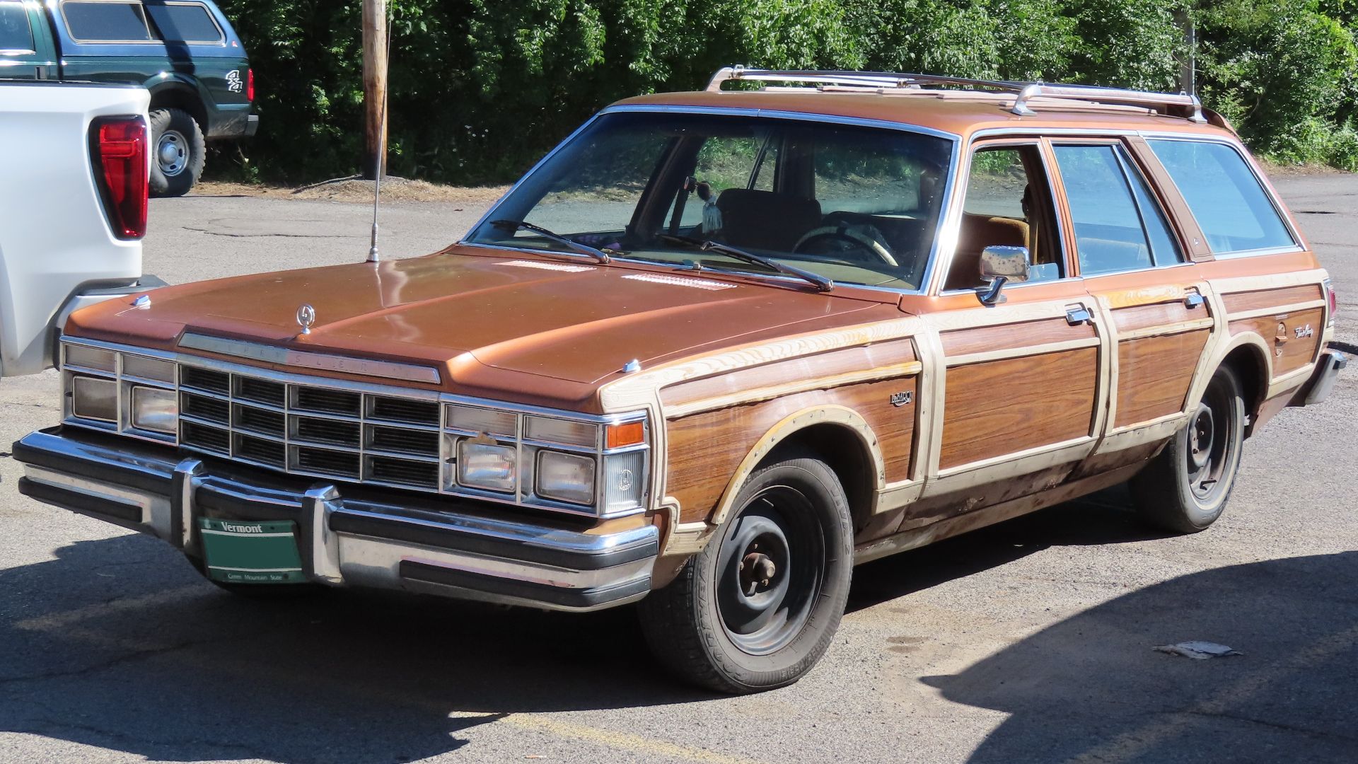 File:1978 Chrysler LeBaron Town & Country Wagon, front left.jpg