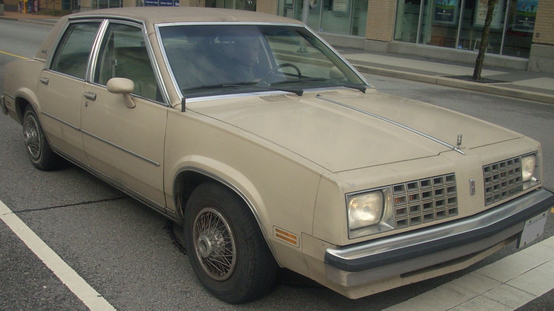 File:'80 Oldsmobile Omega Sedan.jpg
