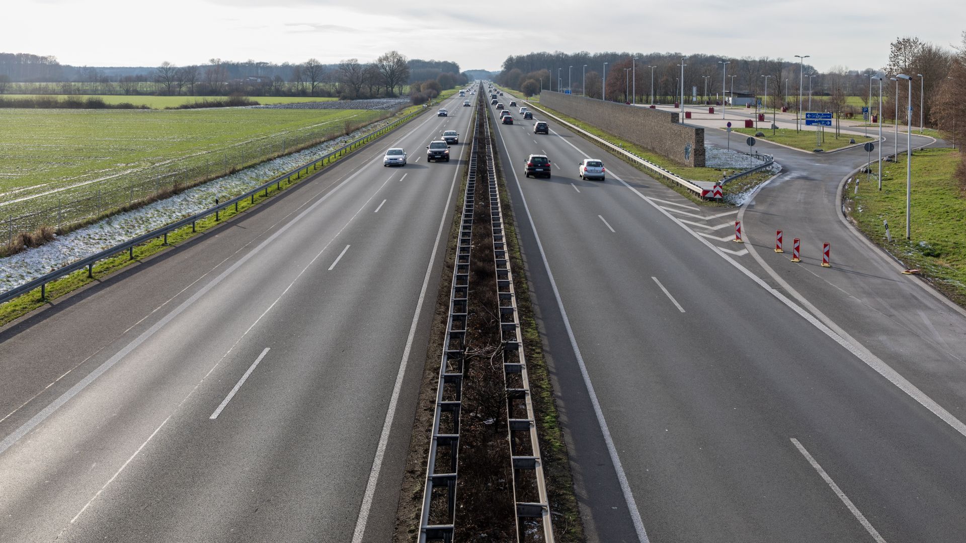 File:Dülmen, Autobahn 43, ehemaliger Notlandeplatz -- 2019 -- 2739.jpg