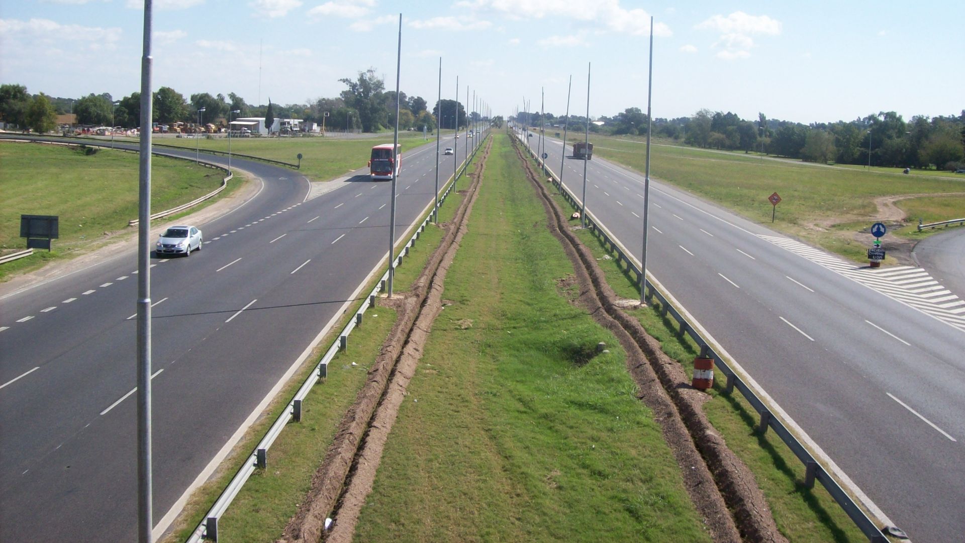 File:Ruta Nacional 9 en Zárate hacia el noroeste.jpg