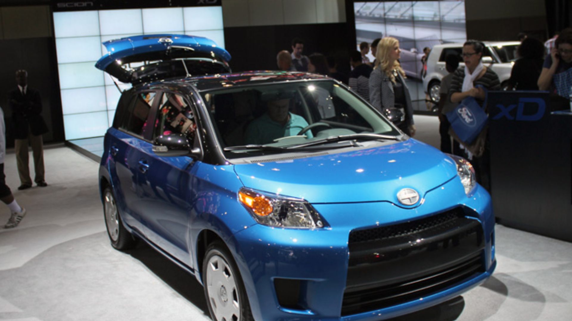 File:LA Auto Show 2012 (8256489471).jpg