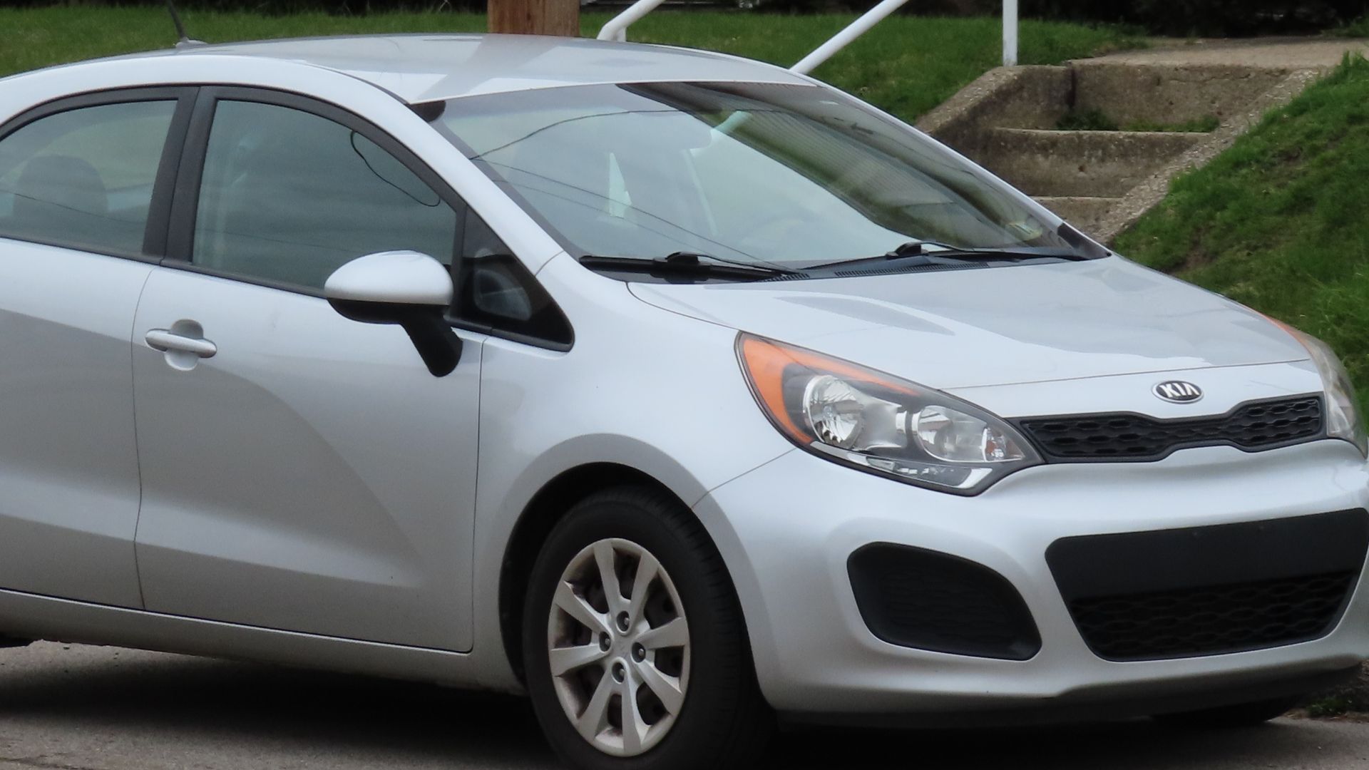 File:2013 Kia Rio LX 5-door, front right.jpg