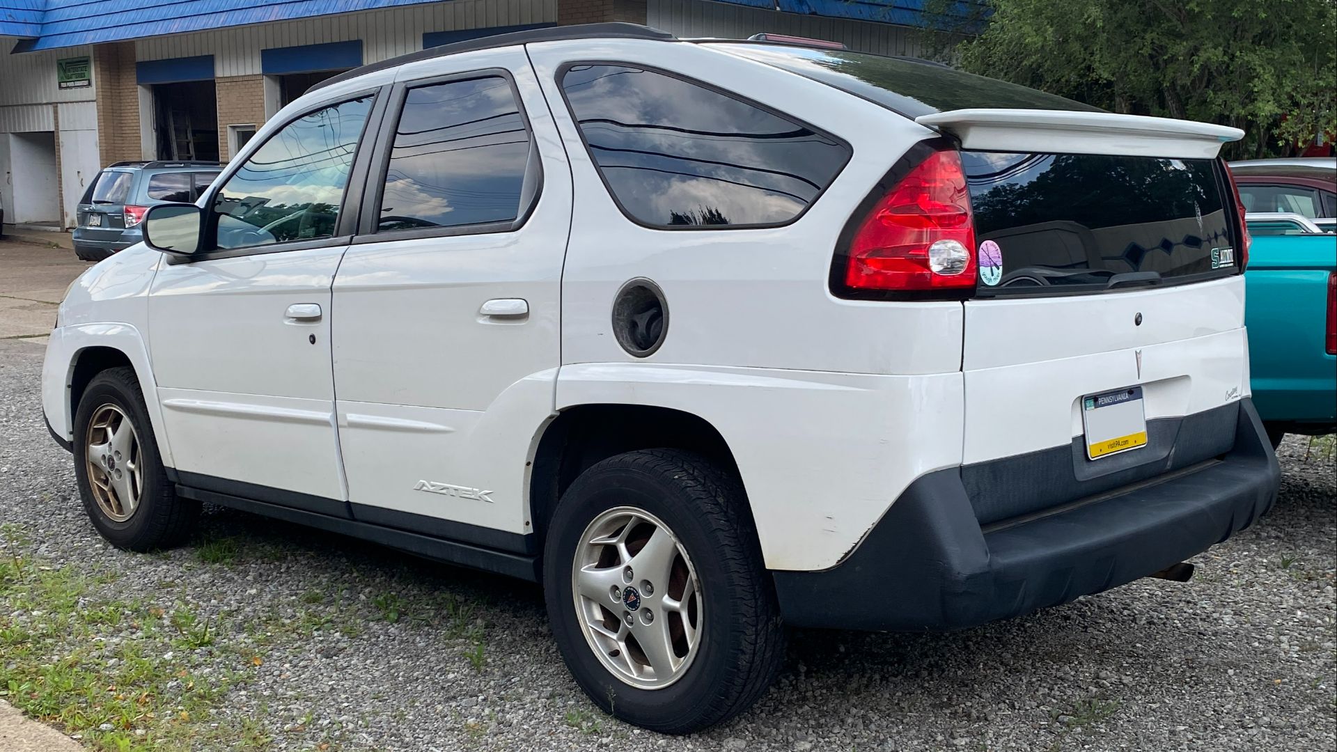 File:2004 Pontiac Aztek FWD in Summit White, rear left, 07-22-2022.jpg