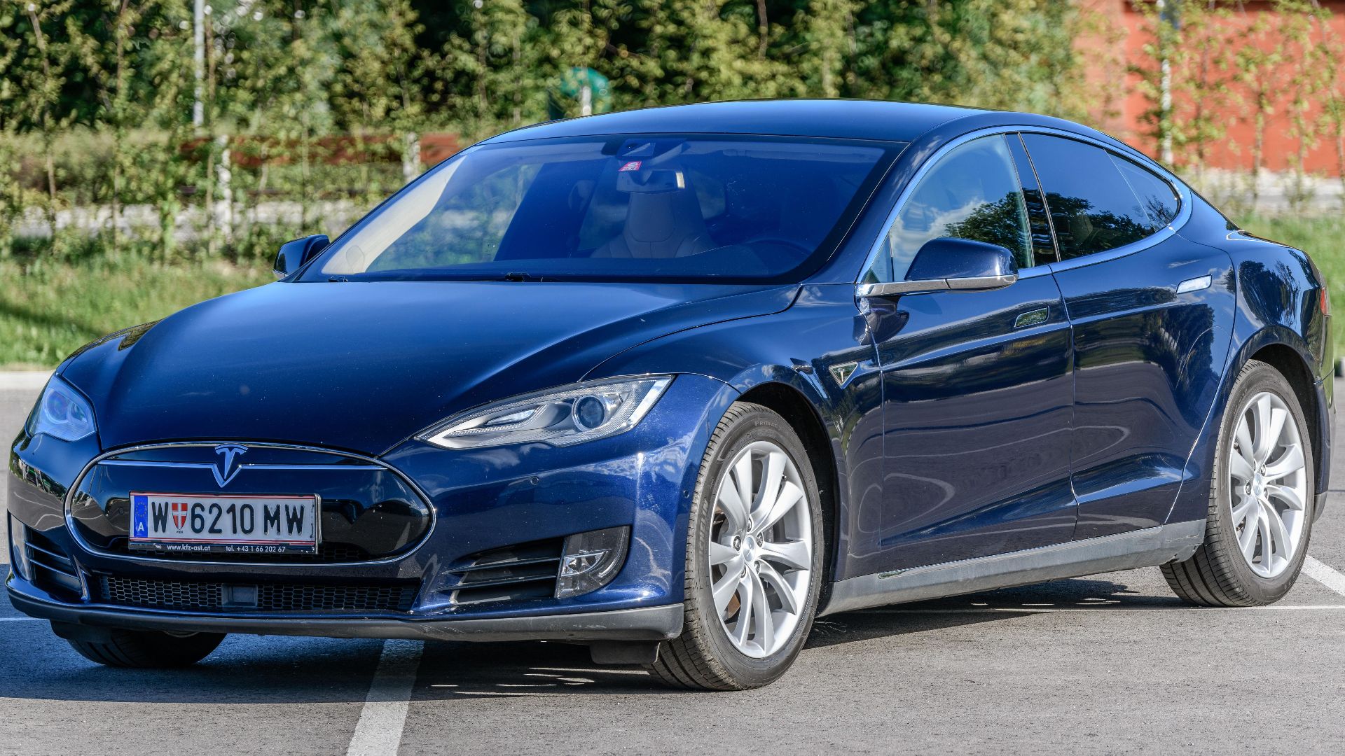 File:20180630 Tesla Model S 70D 2015 midnight blue left front.jpg