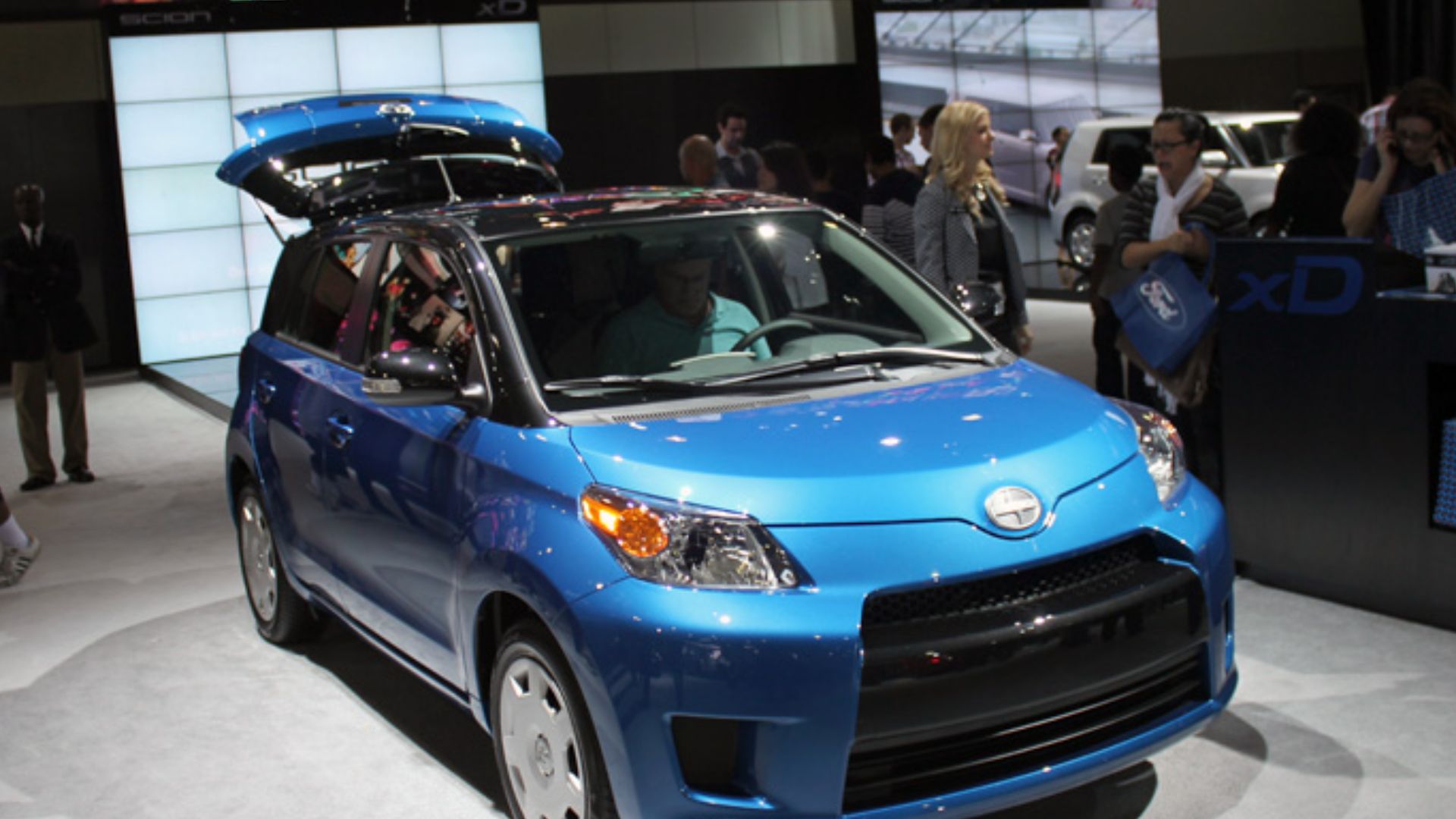 File:LA Auto Show 2012 (8256489471).jpg