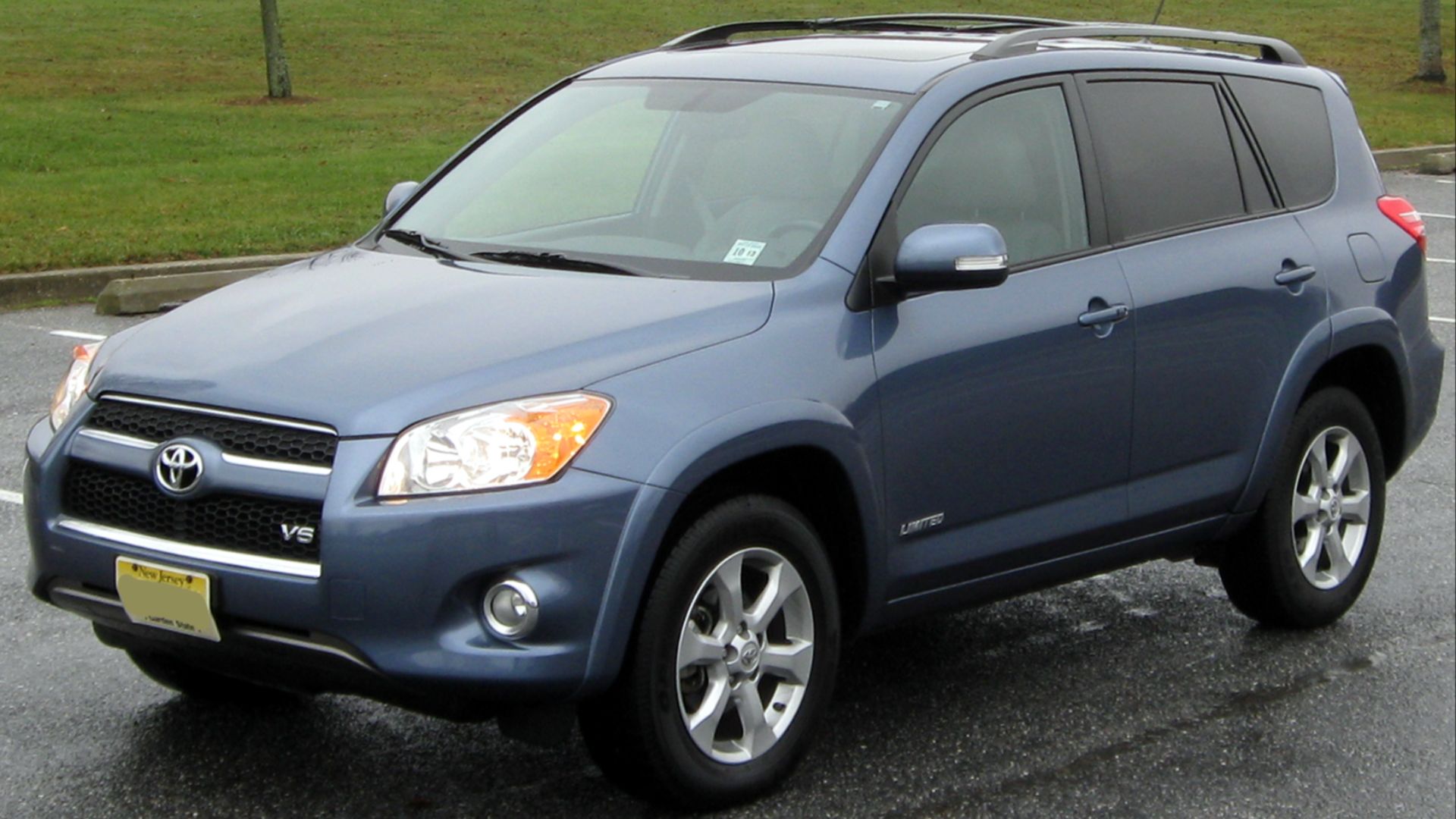 File:2010 Toyota RAV4 Limited -- 12-12-2010 2.jpg